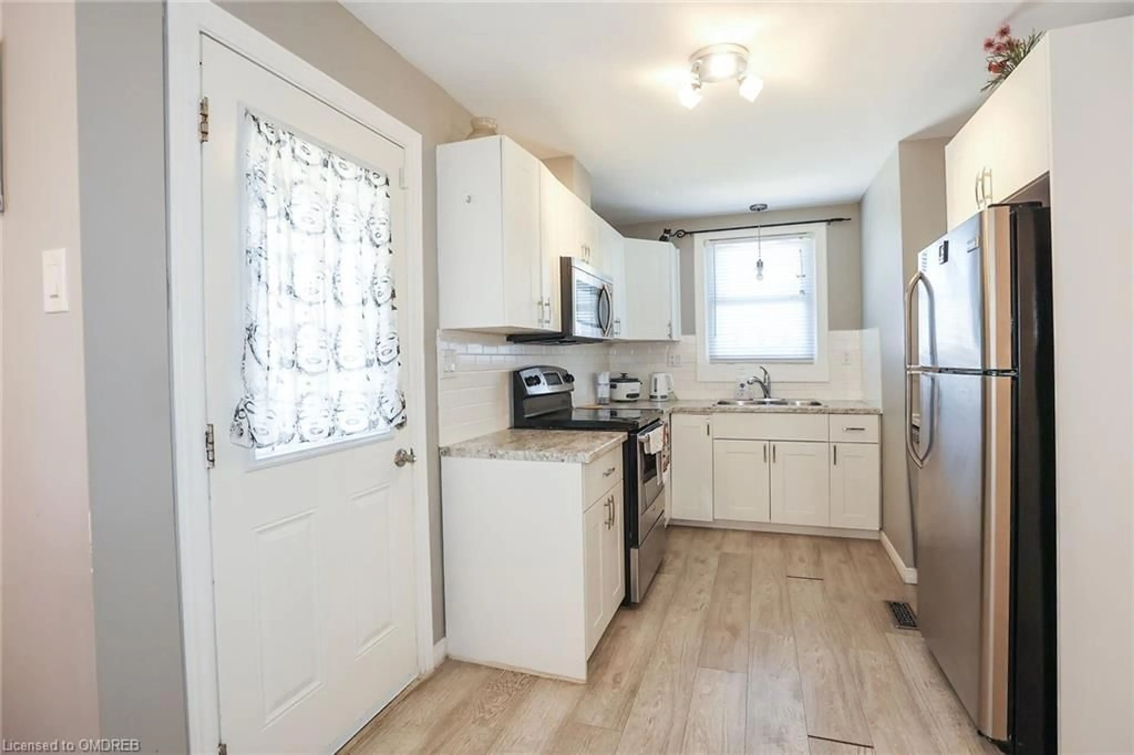 Standard kitchen for 6295 Ker St, Niagara Falls Ontario L2G 1X7