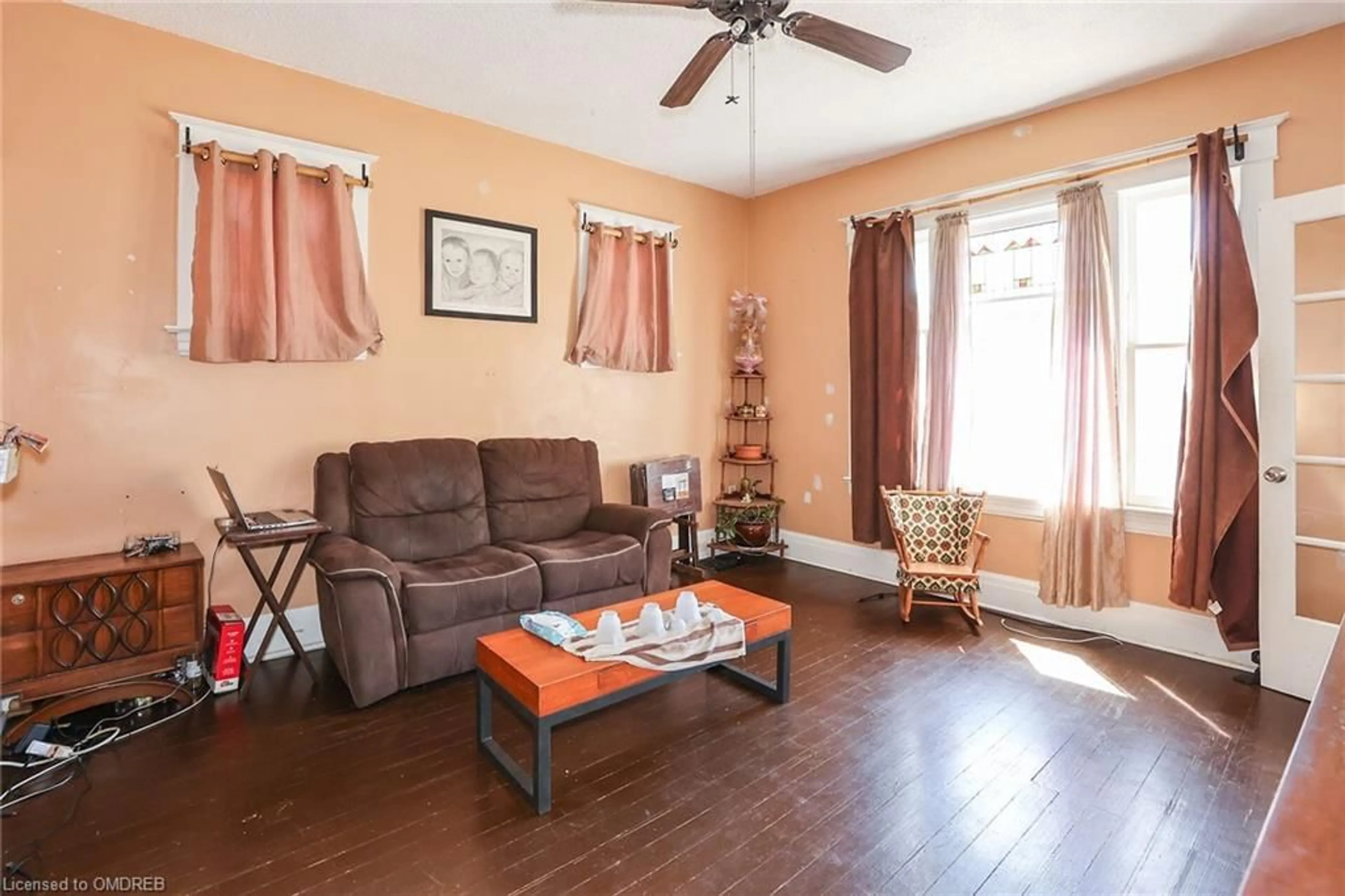 Living room for 5051 Stamford St, Niagara Falls Ontario L2E 1M5