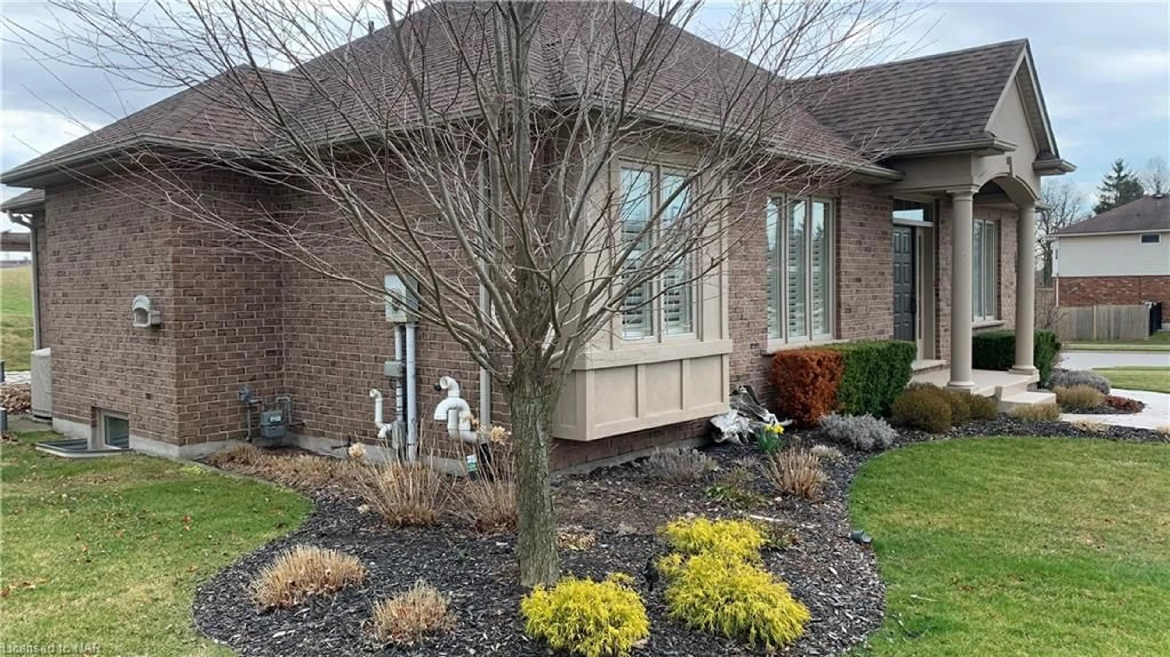 Home with brick exterior material for 14 Adah Crt, Welland Ontario L3C 7A6