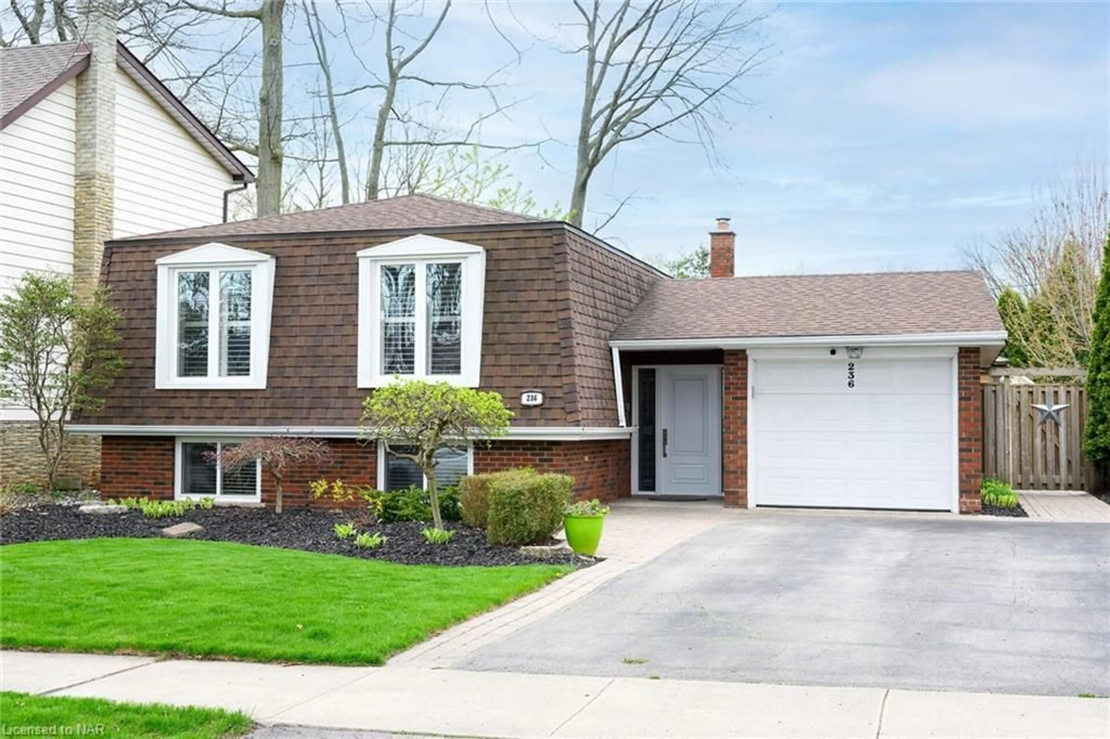 Frontside or backside of a home for 236 Cheltenham Rd, Burlington Ontario L7L 4H5
