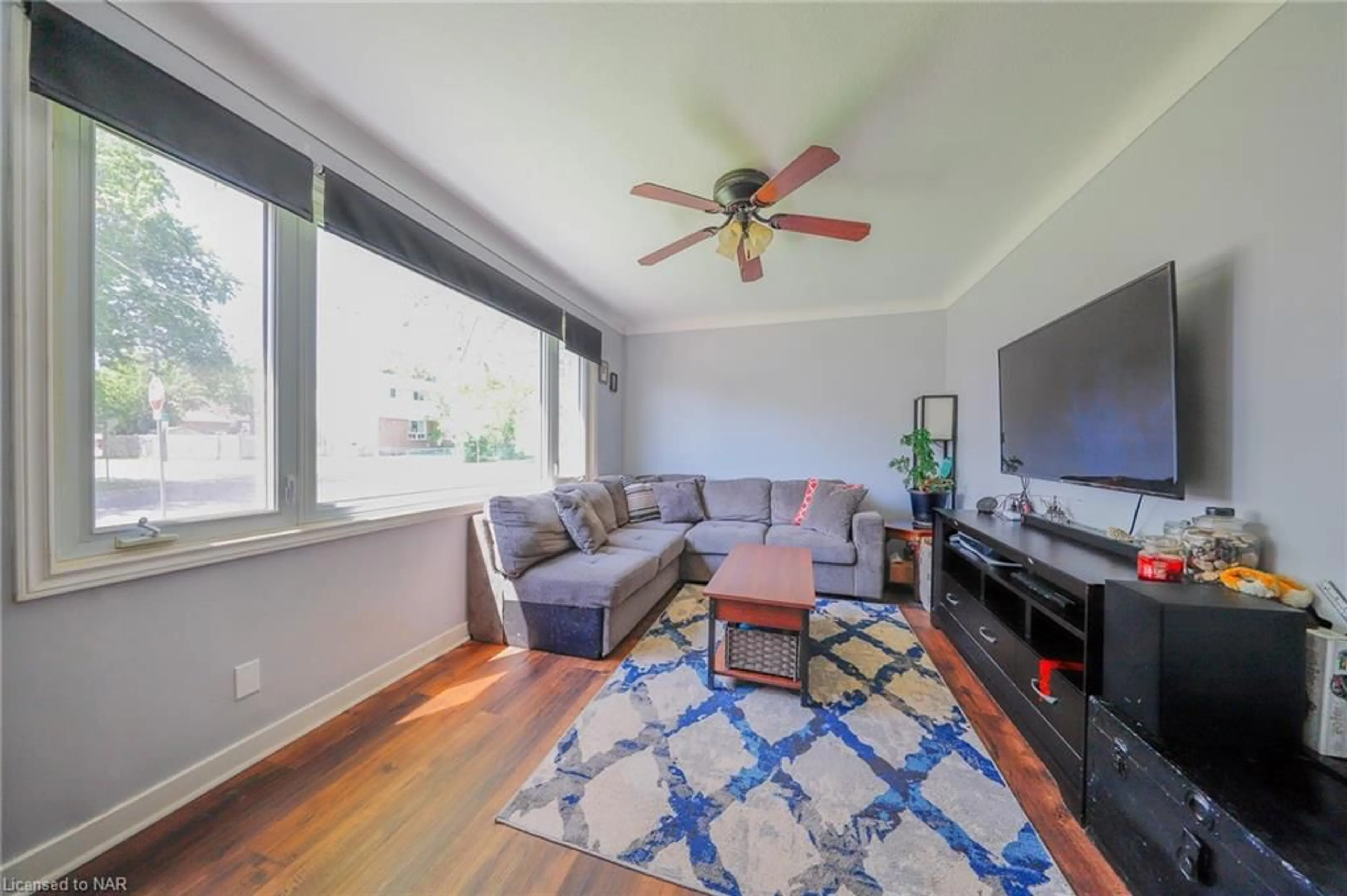 Living room for 25 Keswick St, St. Catharines Ontario L2P 1M1