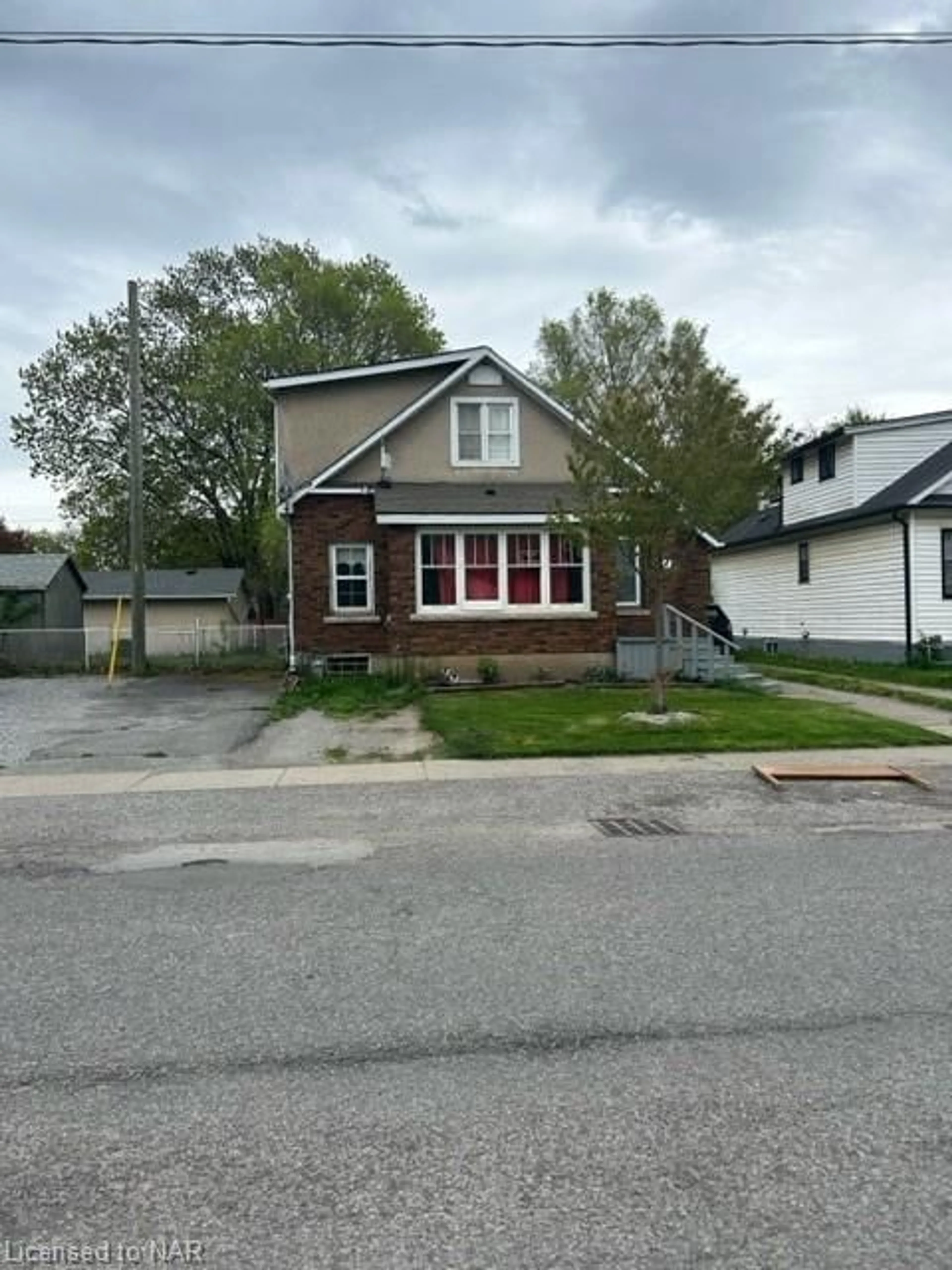 Frontside or backside of a home for 44 Haig St, St. Catharines Ontario L2R 6K6