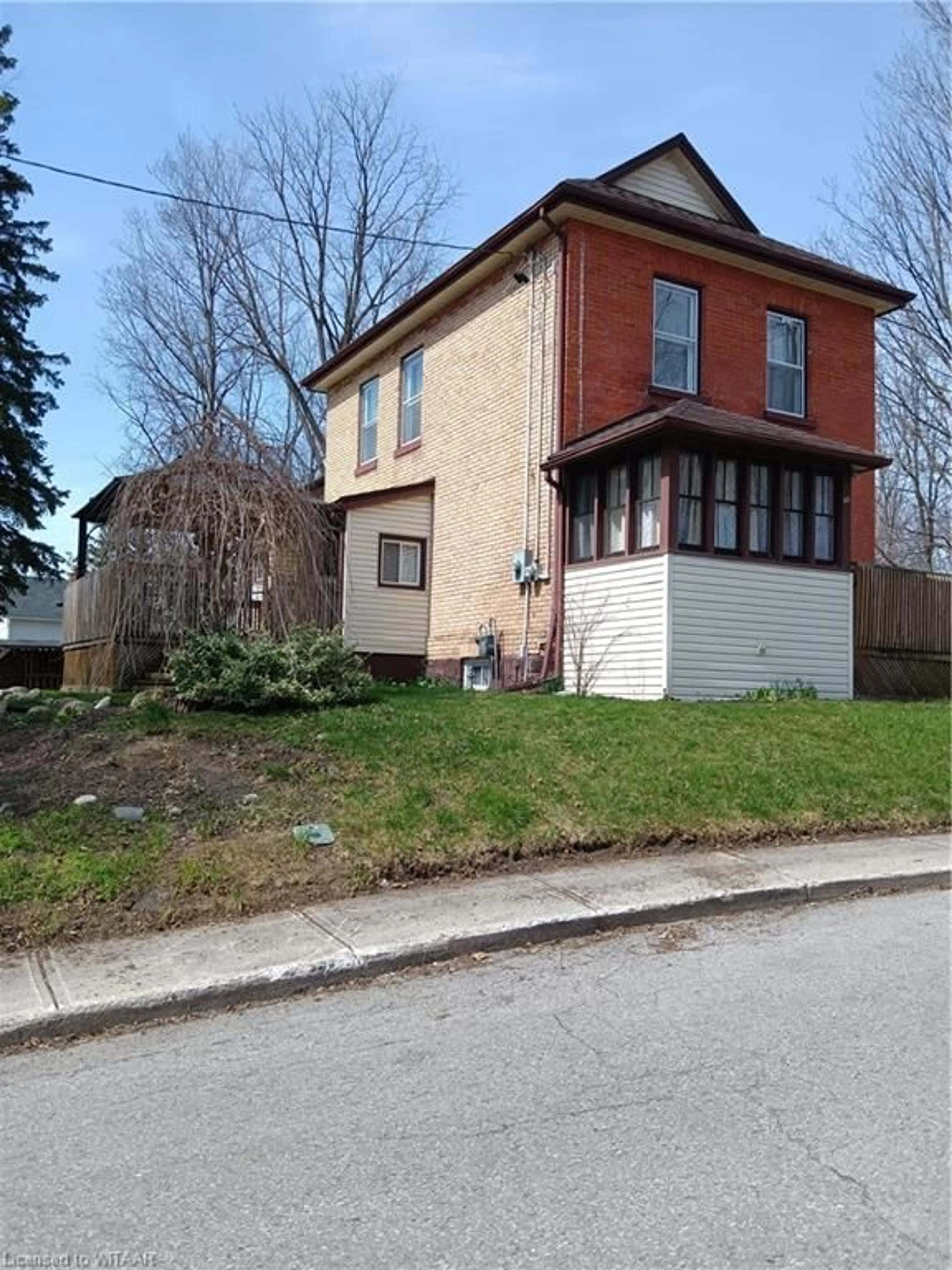 Frontside or backside of a home for 124 Stoney Rd, Woodstock Ontario N4S 3G8