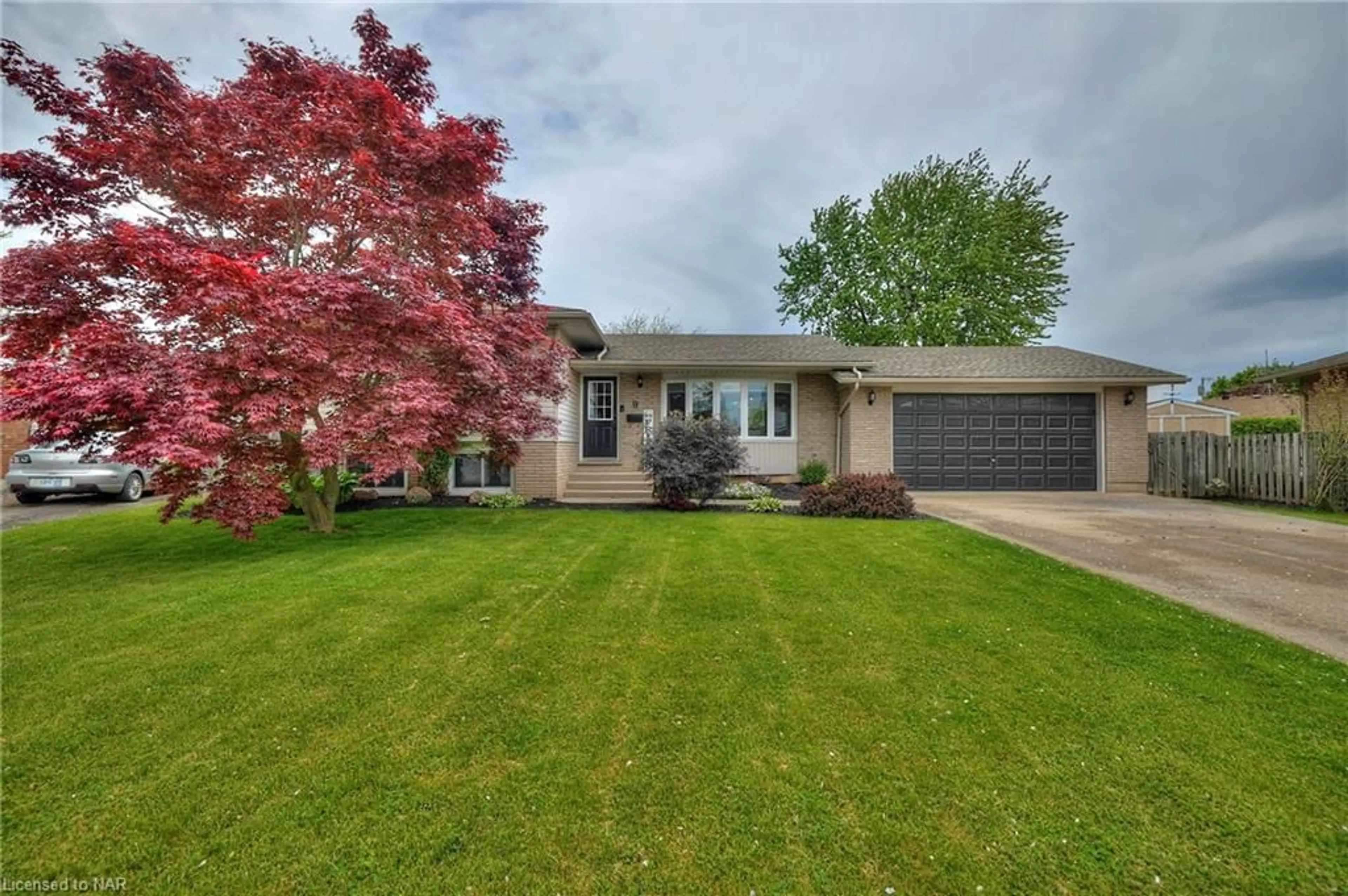 Frontside or backside of a home for 9 Greemore Crt, St. Catharines Ontario L2M 6G9