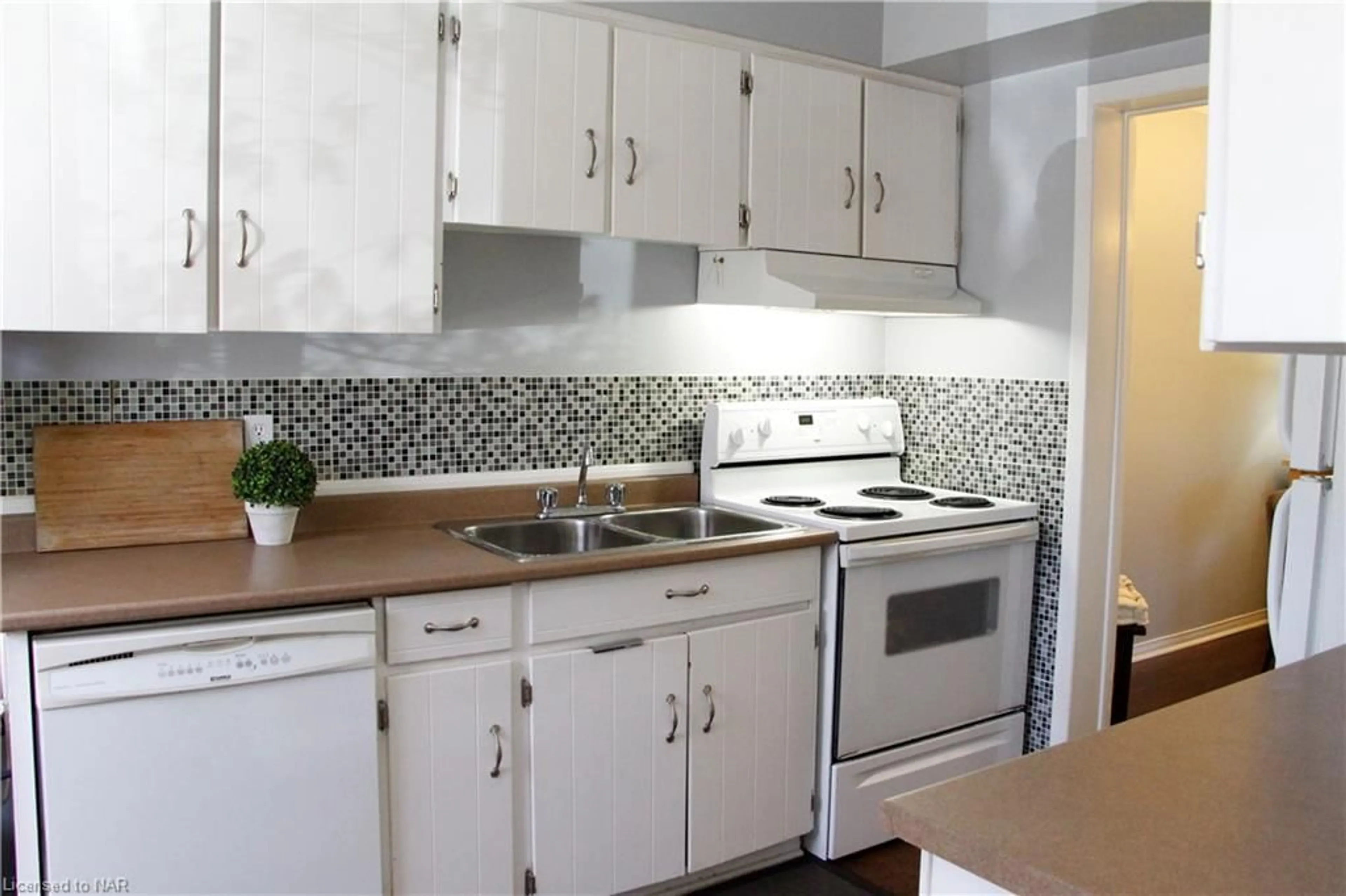Standard kitchen for 77 Linwell Rd #65, St. Catharines Ontario L2N 6R1