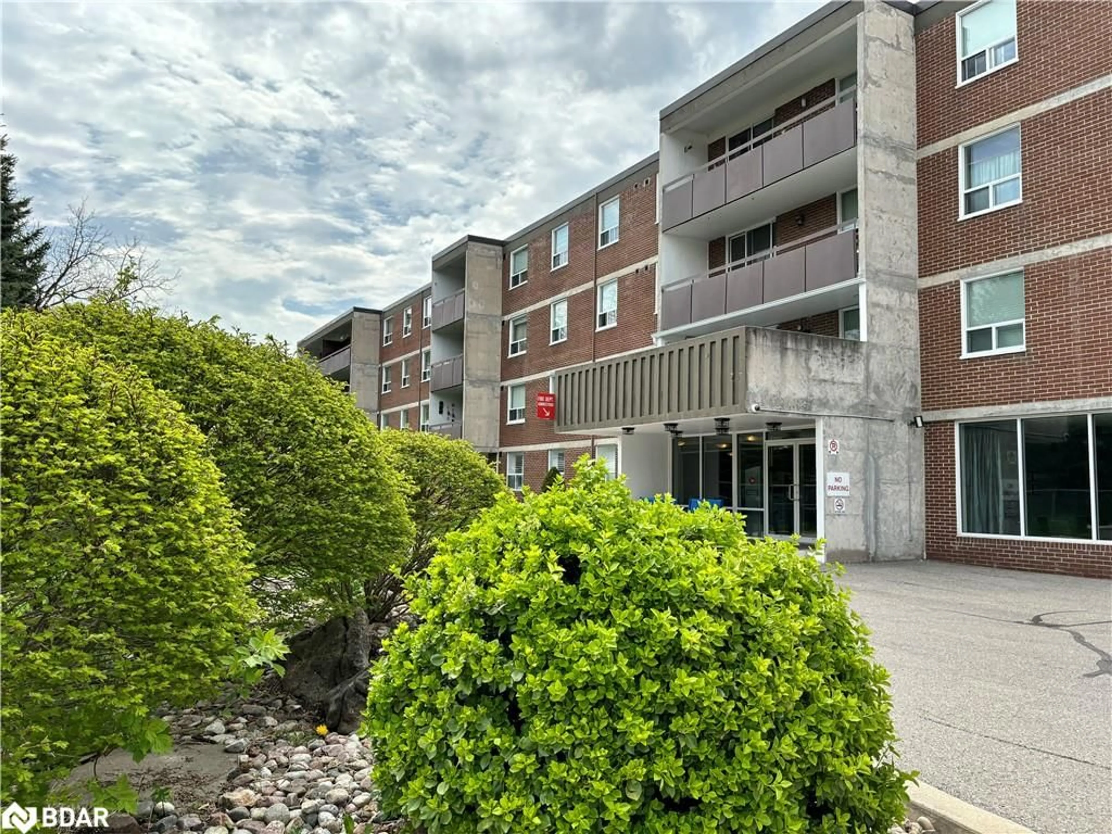 A pic from exterior of the house or condo for 200 Holland Crt #311, Bradford/West Gwillimbury Ontario L3Z 1R8