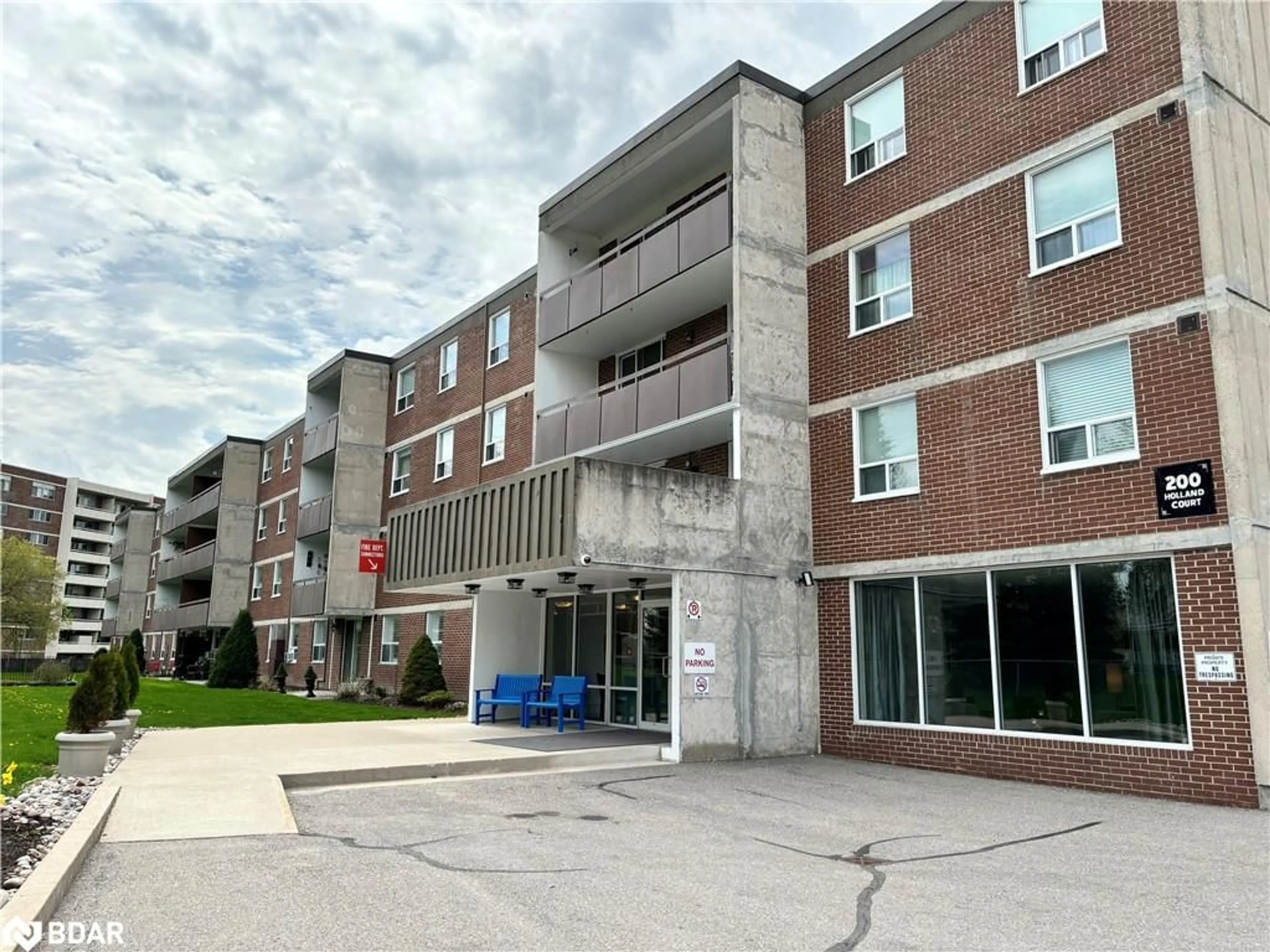 A pic from exterior of the house or condo for 200 Holland Crt #311, Bradford/West Gwillimbury Ontario L3Z 1R8