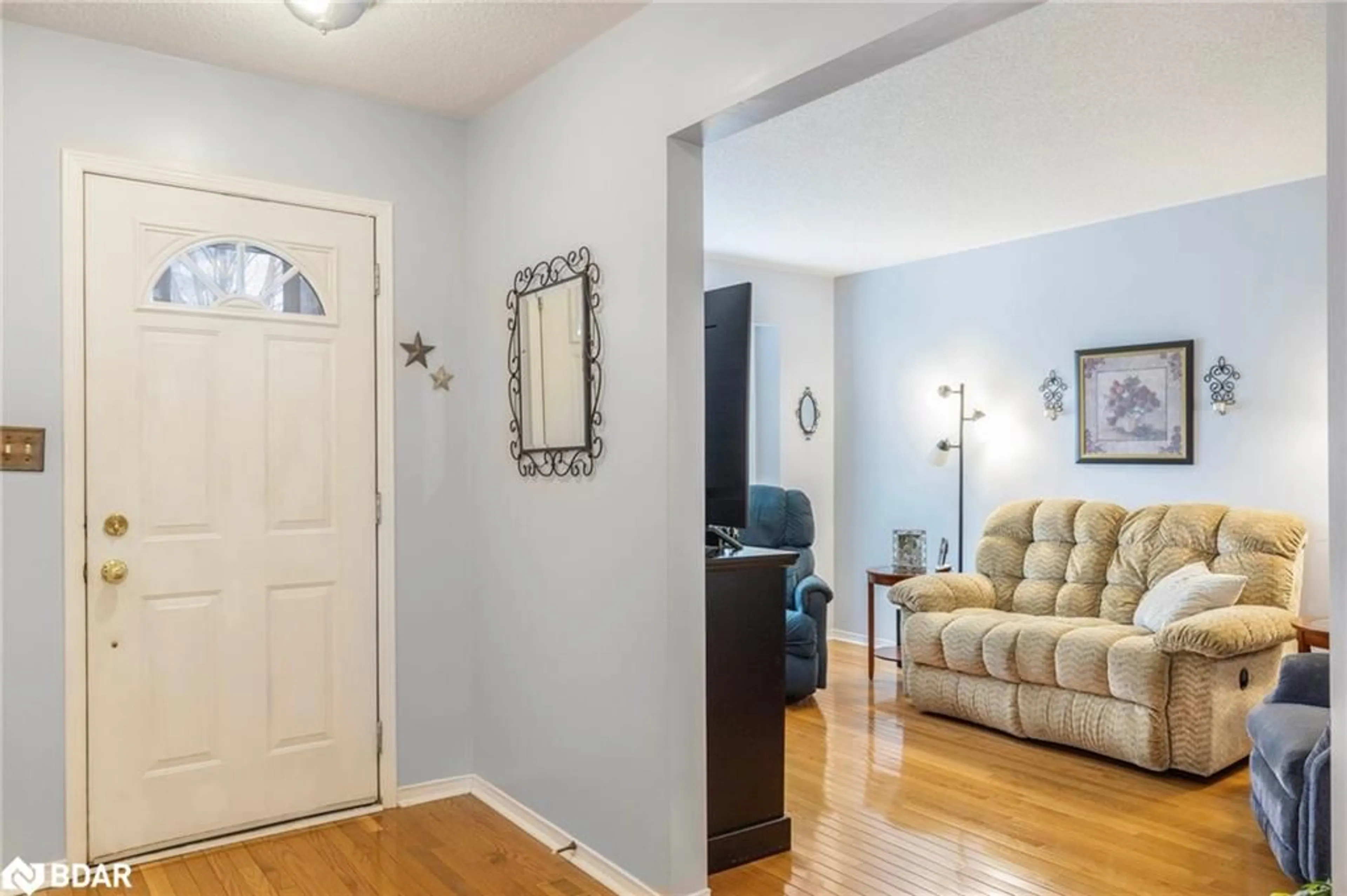 Indoor entryway for 42 Assiniboine Dr, Barrie Ontario L4N 8G4