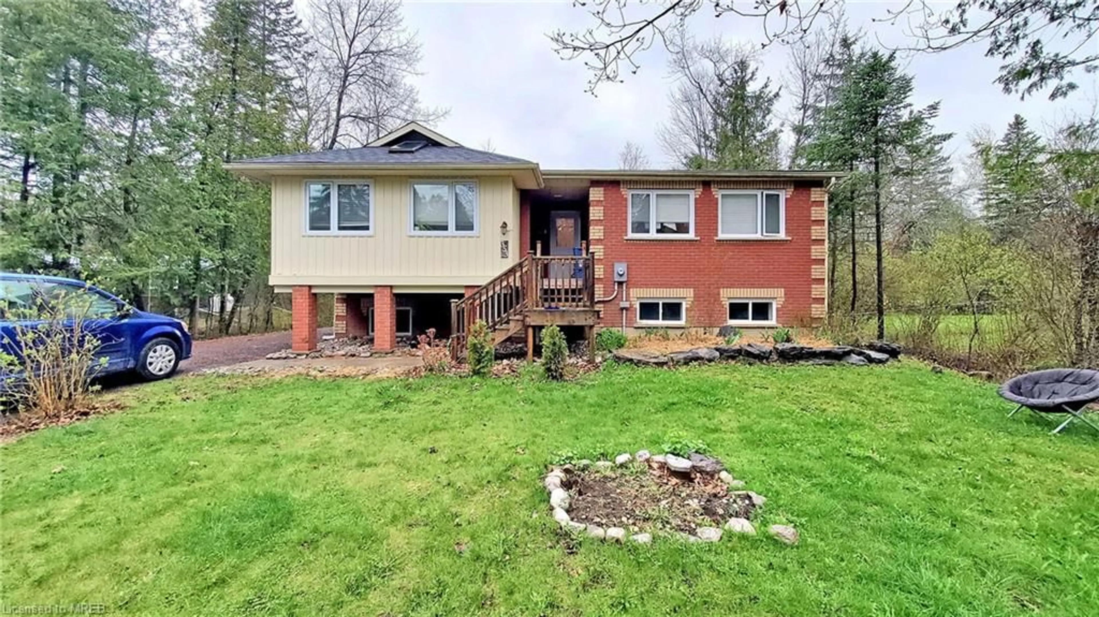 Frontside or backside of a home for 353 Front St, Bobcaygeon Ontario K0M 1A0