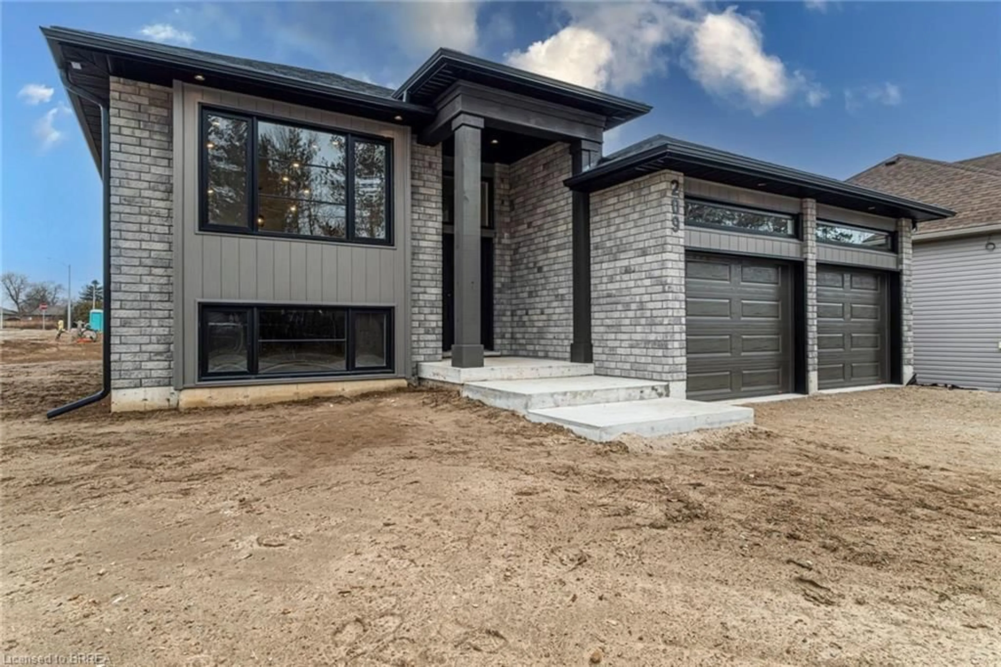 Home with brick exterior material for 33 Vanrooy Trail, Waterford Ontario N0E 1Y0