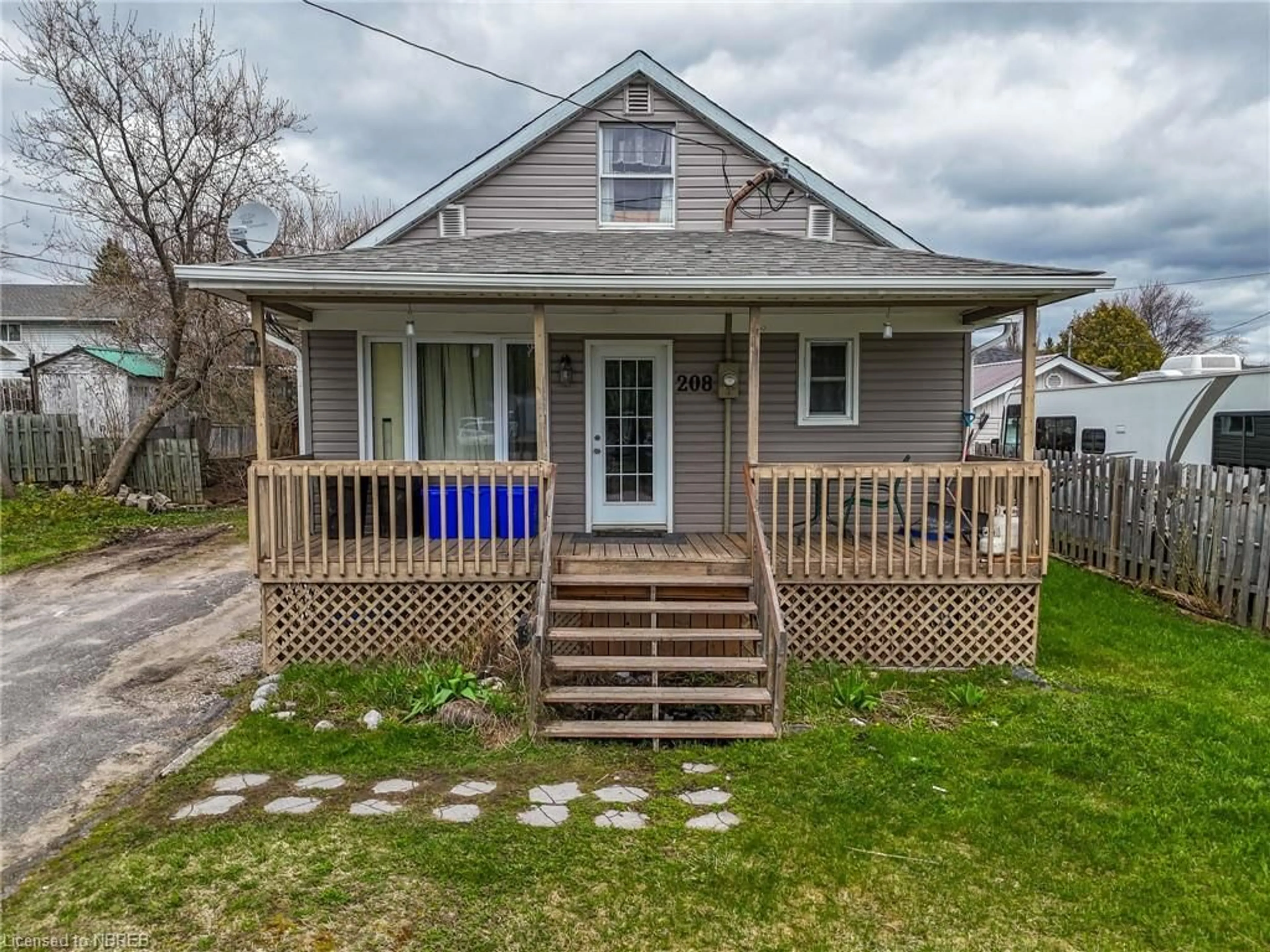 Frontside or backside of a home for 208 Duncan Ave, North Bay Ontario P1B 7J3