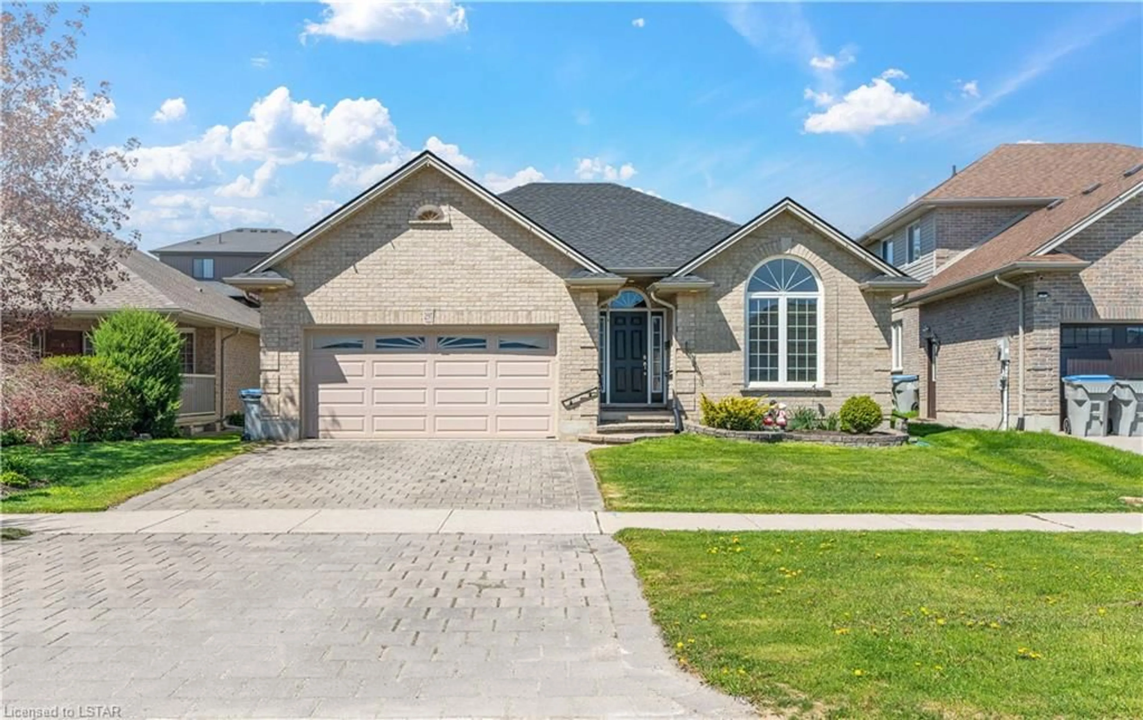 Frontside or backside of a home for 297 Thorn Dr, Strathroy Ontario N7G 4E1