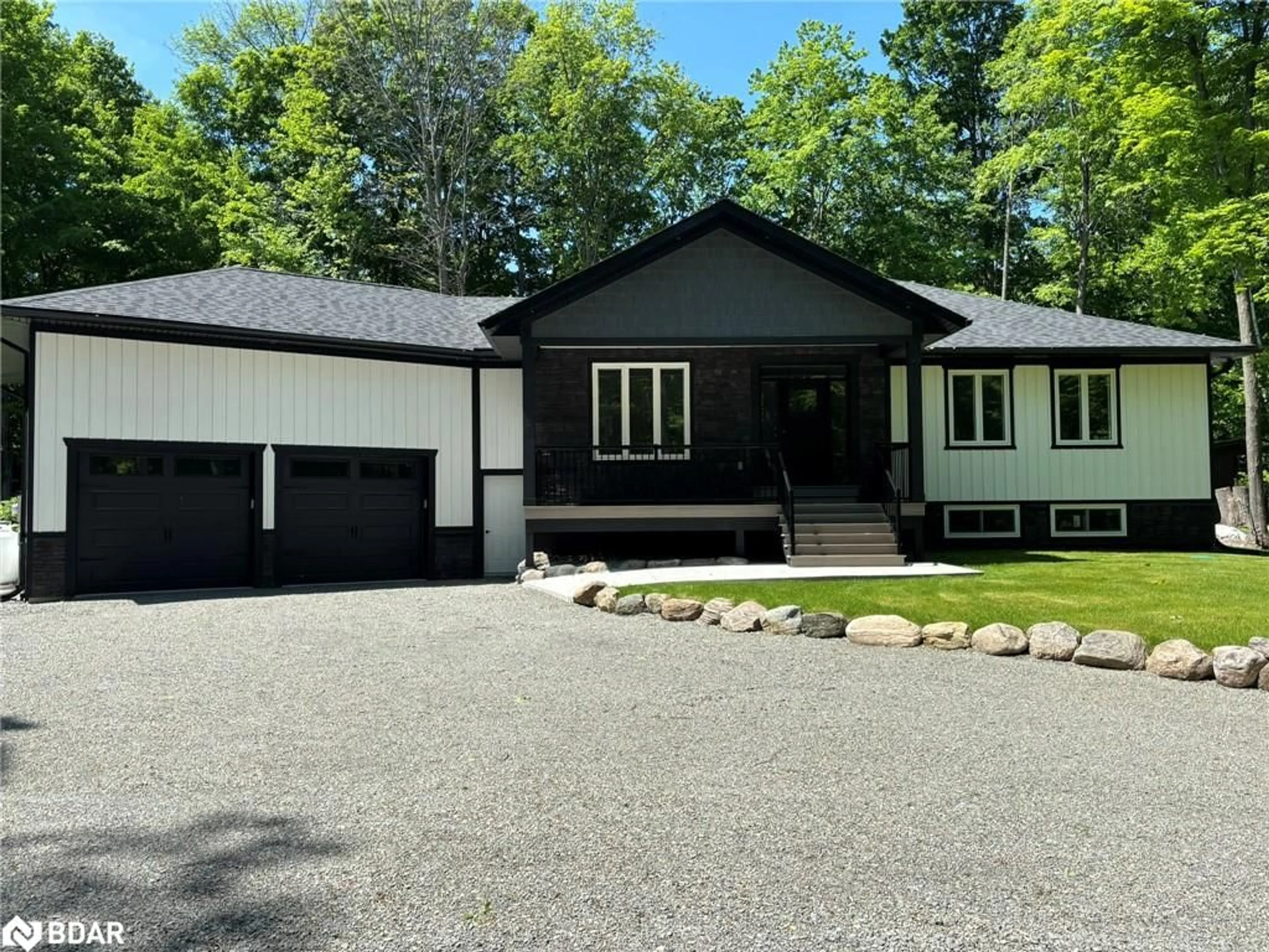 Indoor entryway for 52 Mcarthur Dr, Penetanguishene Ontario L9M 1W9