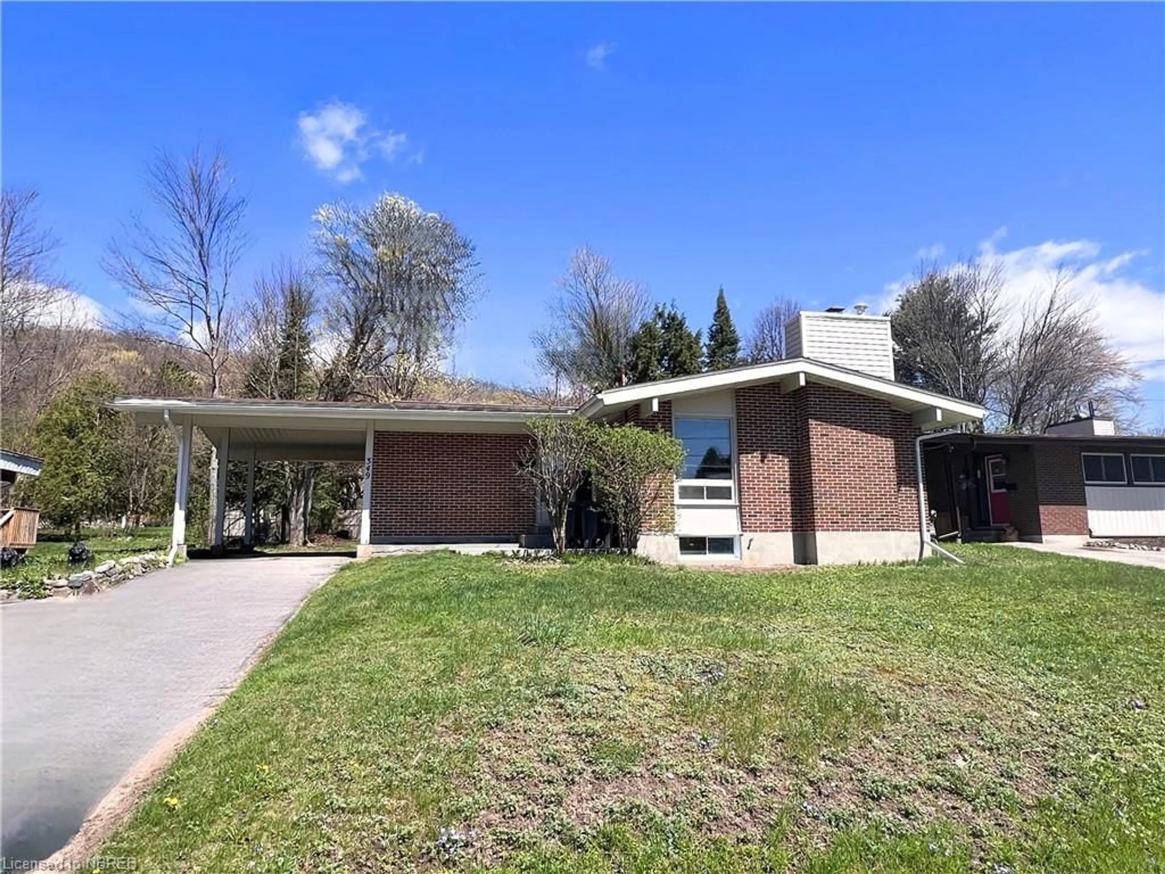 Frontside or backside of a home for 349 Justin St, North Bay Ontario P1B 5K1