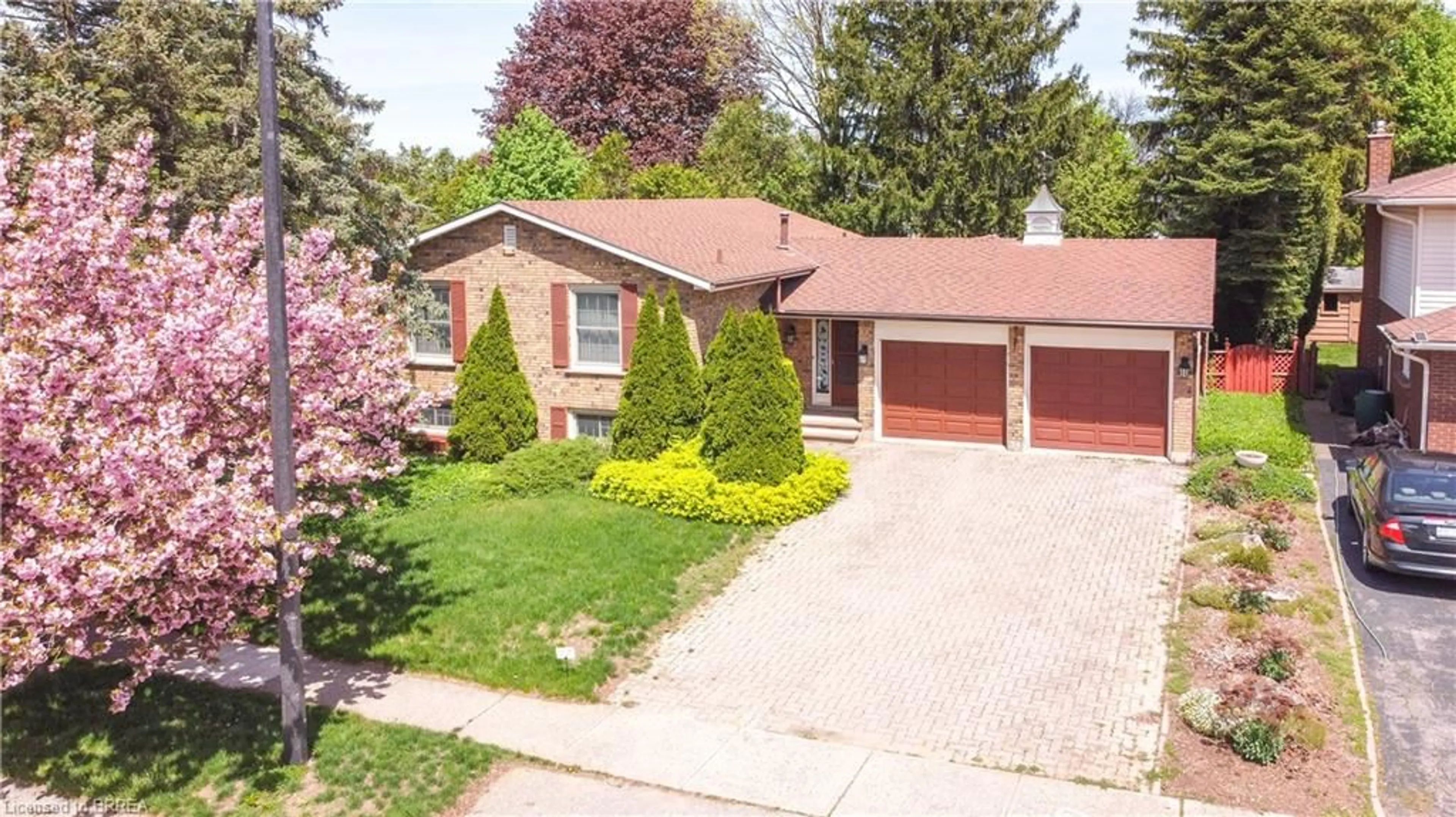 Home with brick exterior material for 34 Westbrier Knoll, Brantford Ontario N3R 5W1