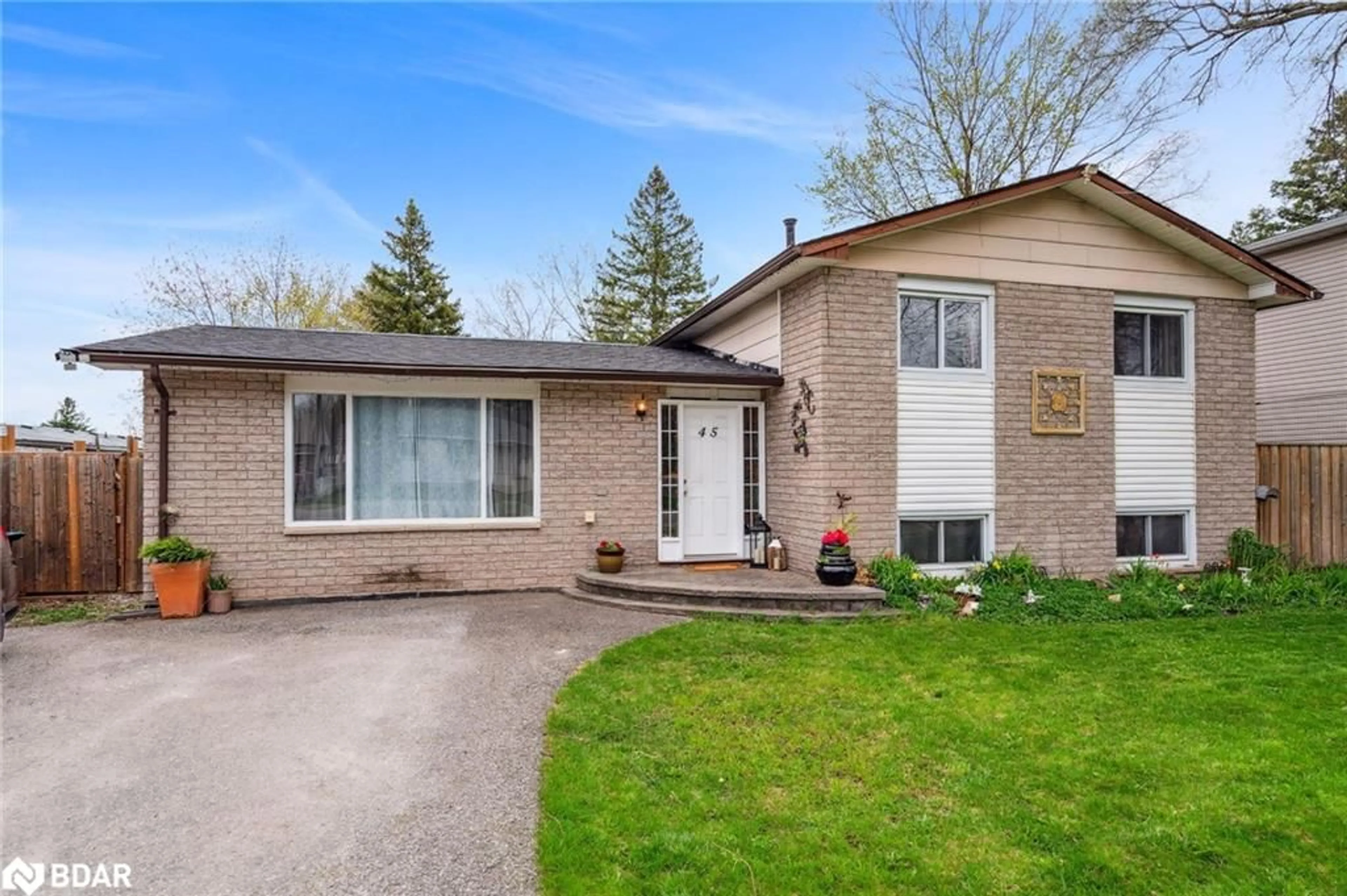 Frontside or backside of a home for 45 Coulson Ave, Angus Ontario L0M 1B3