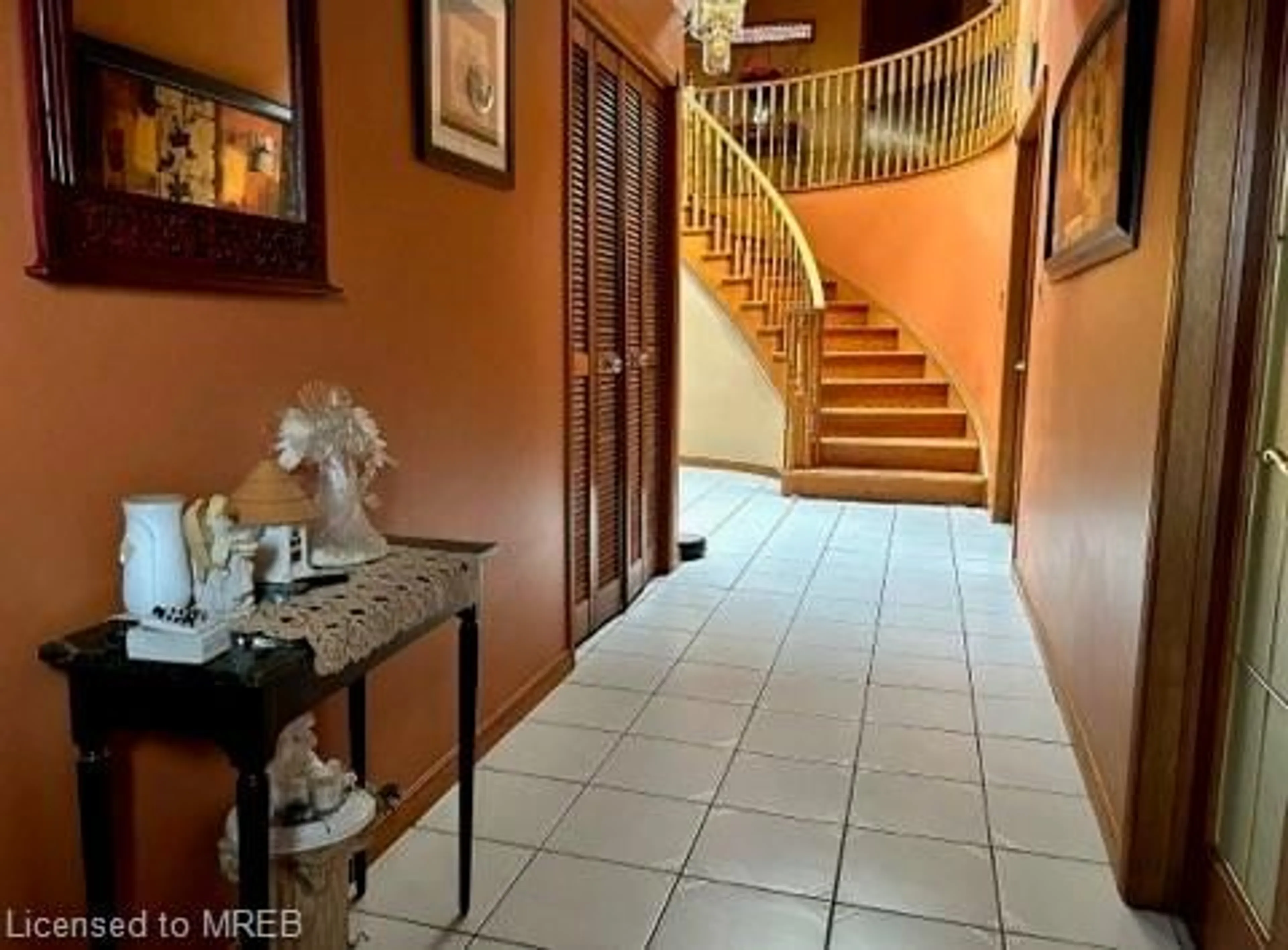 Indoor foyer for 12 Hearthside Cres, Stoney Creek Ontario L8E 4L6