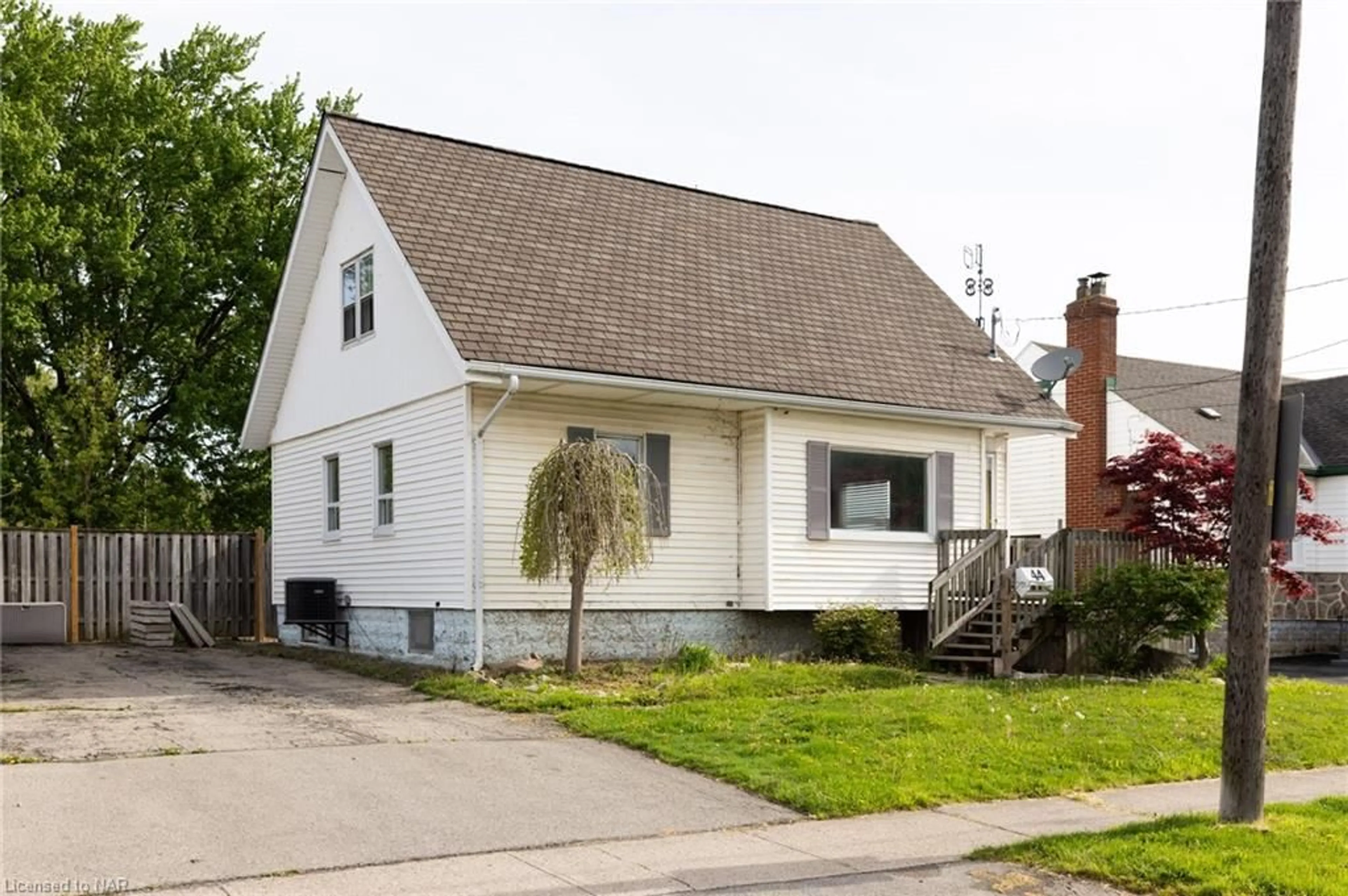 Frontside or backside of a home for 44 Thorold Rd, Welland Ontario L3C 3T6
