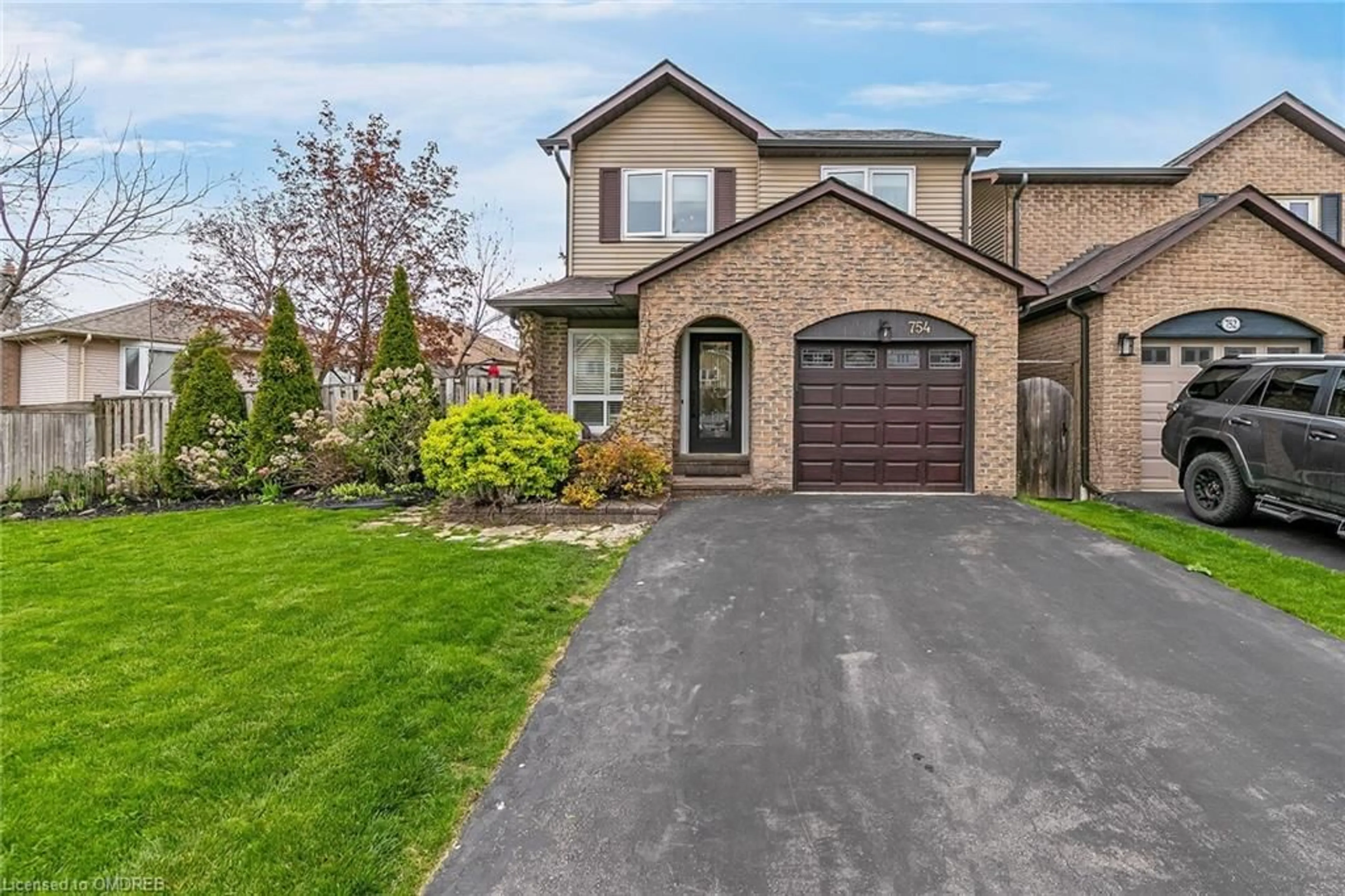 Frontside or backside of a home for 754 Roseheath Dr, Milton Ontario L9T 4R4