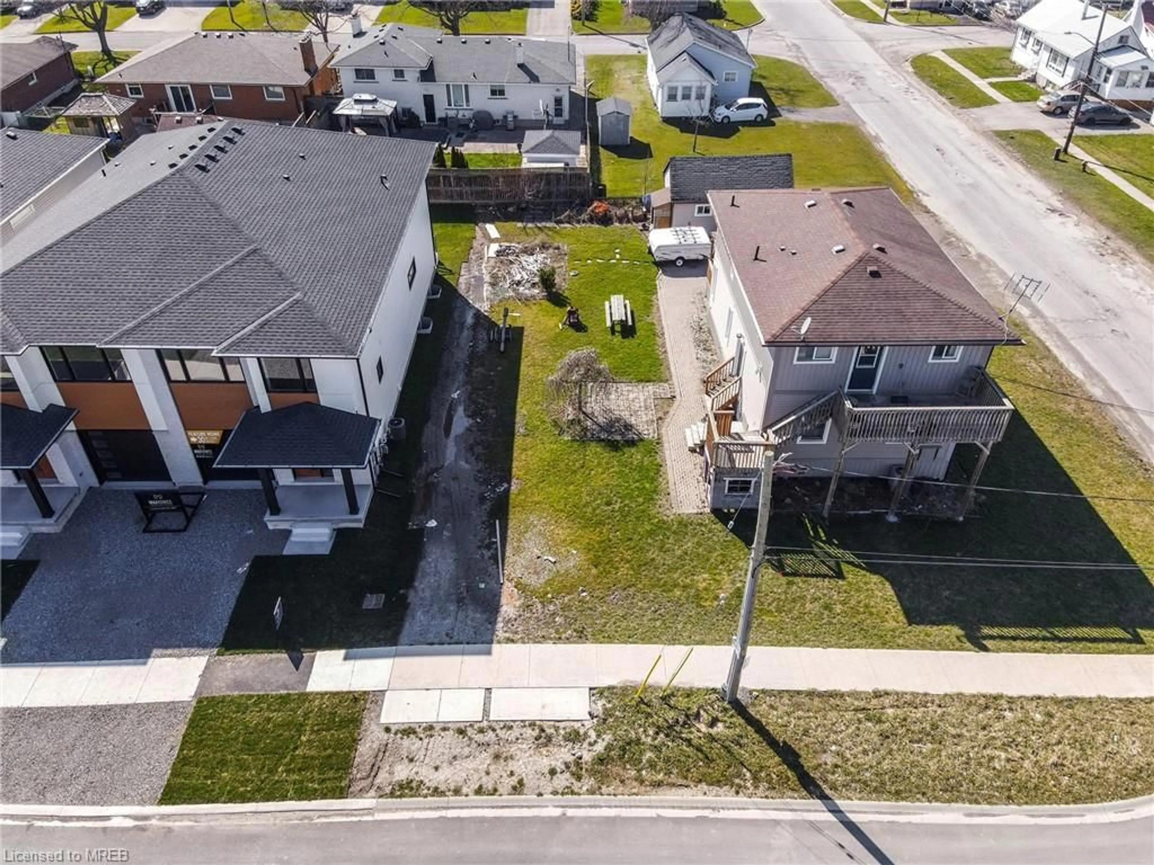 Frontside or backside of a home, the street view for 162 Louise St, Welland Ontario L3B 5H2