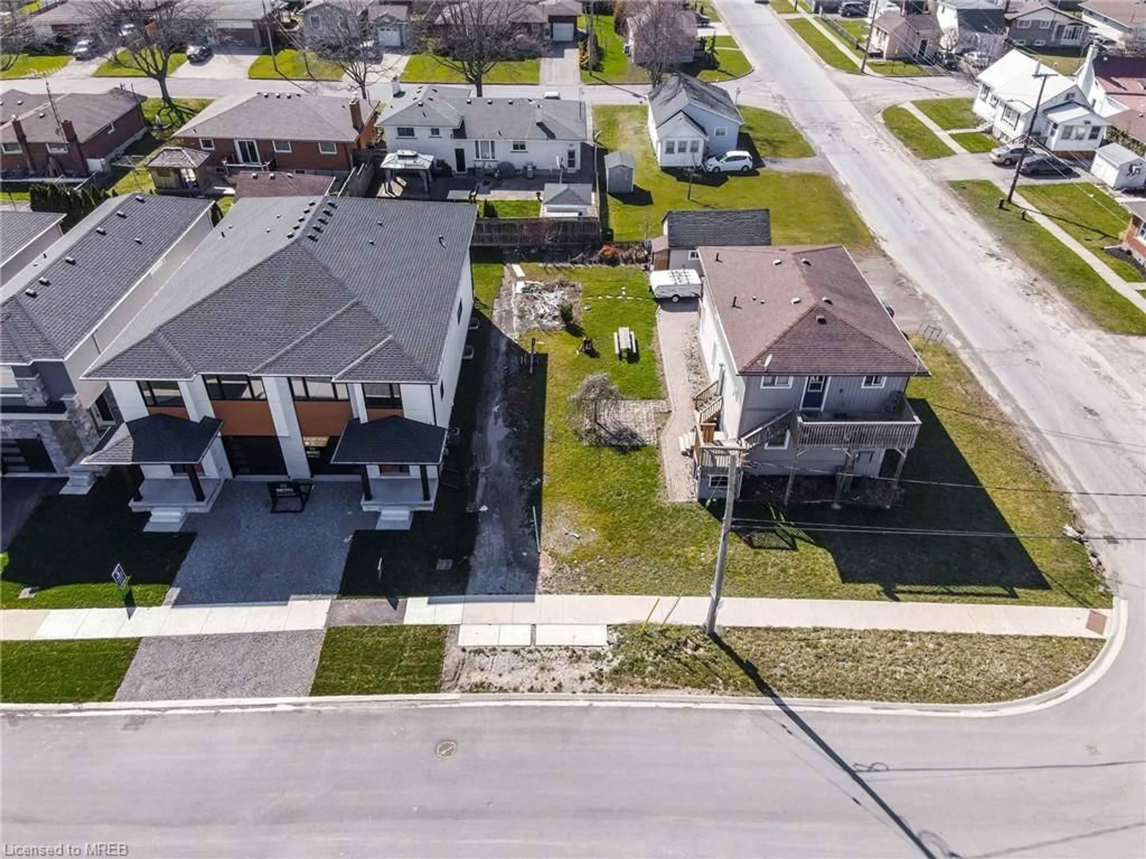 Frontside or backside of a home, the street view for 162 Louise St, Welland Ontario L3B 5H2