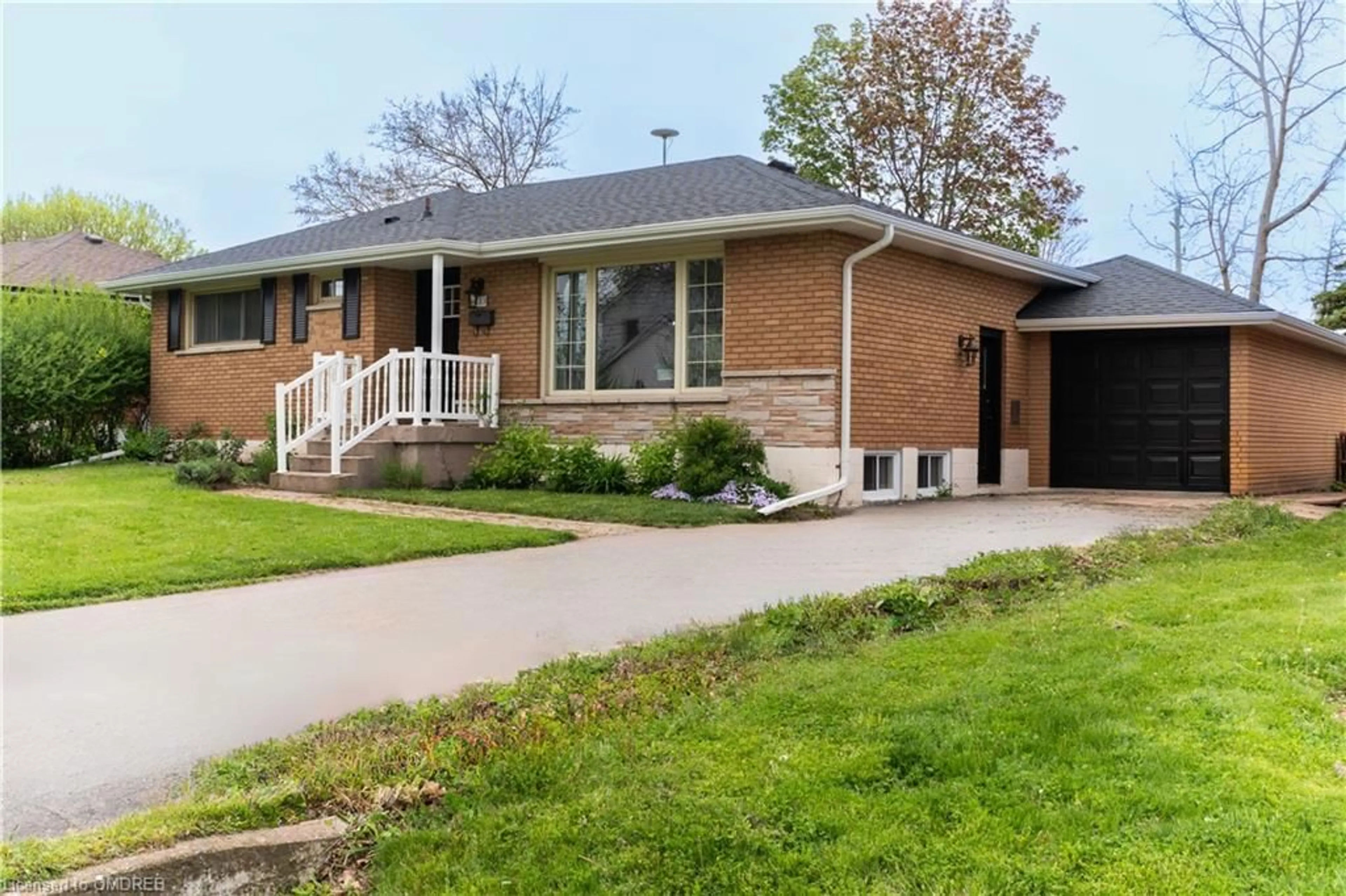 Home with brick exterior material for 433 Murray St, Grimsby Ontario L3M 3P8