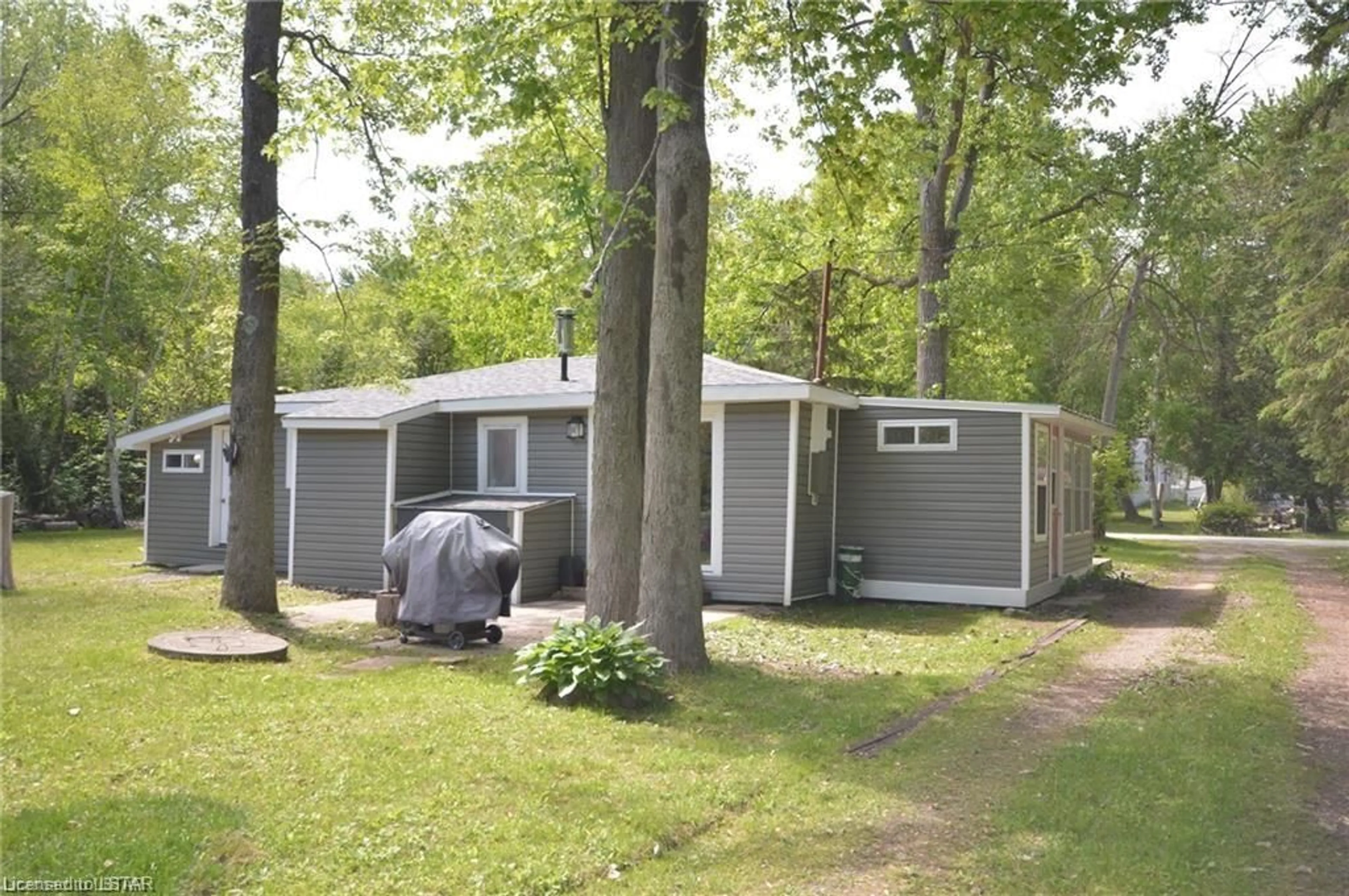 Cottage for 6208 London Rd, Kettle Point Ontario N0N 1J1