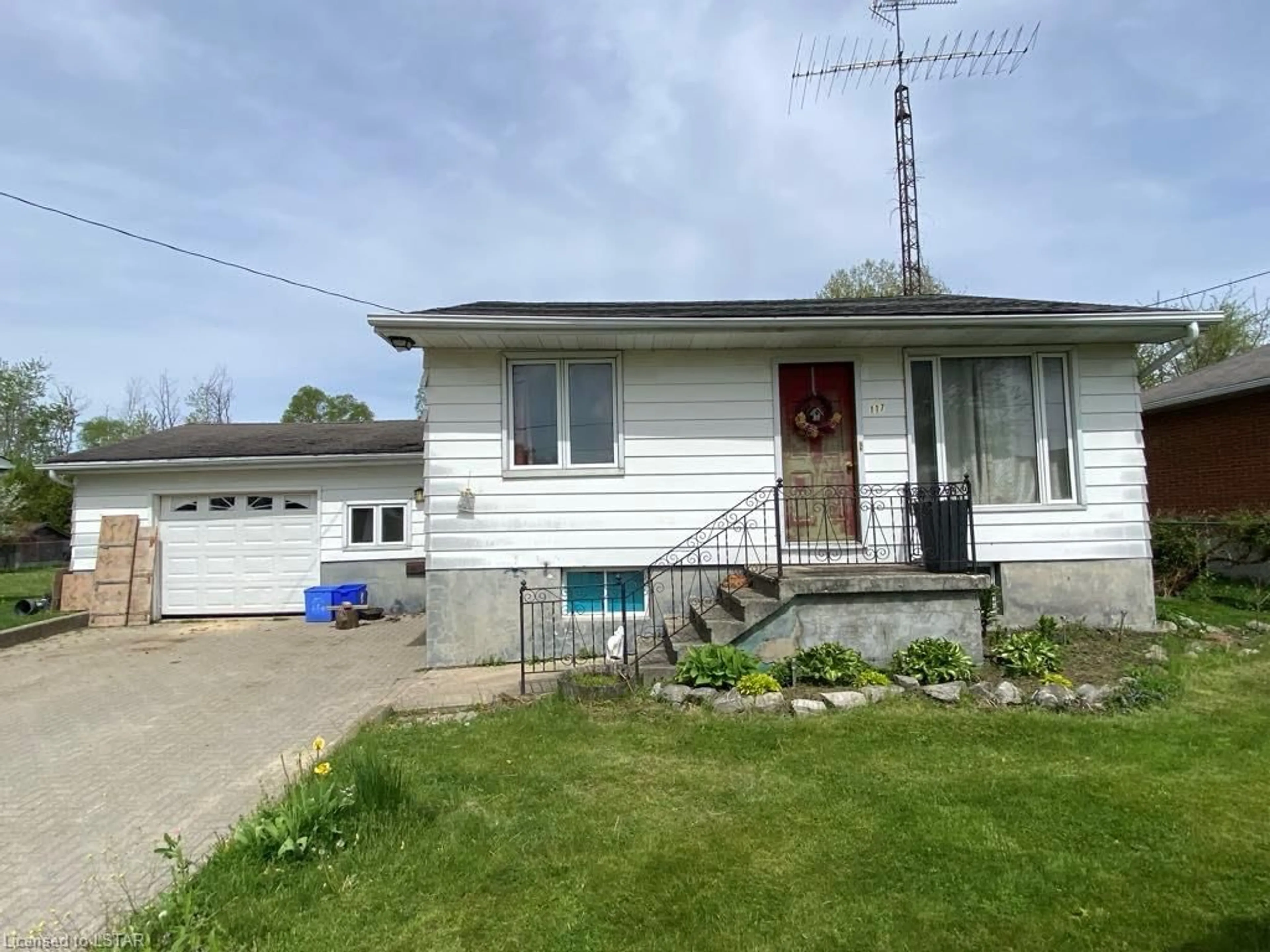 Frontside or backside of a home for 117 Main St, West Lorne Ontario N0L 2P0