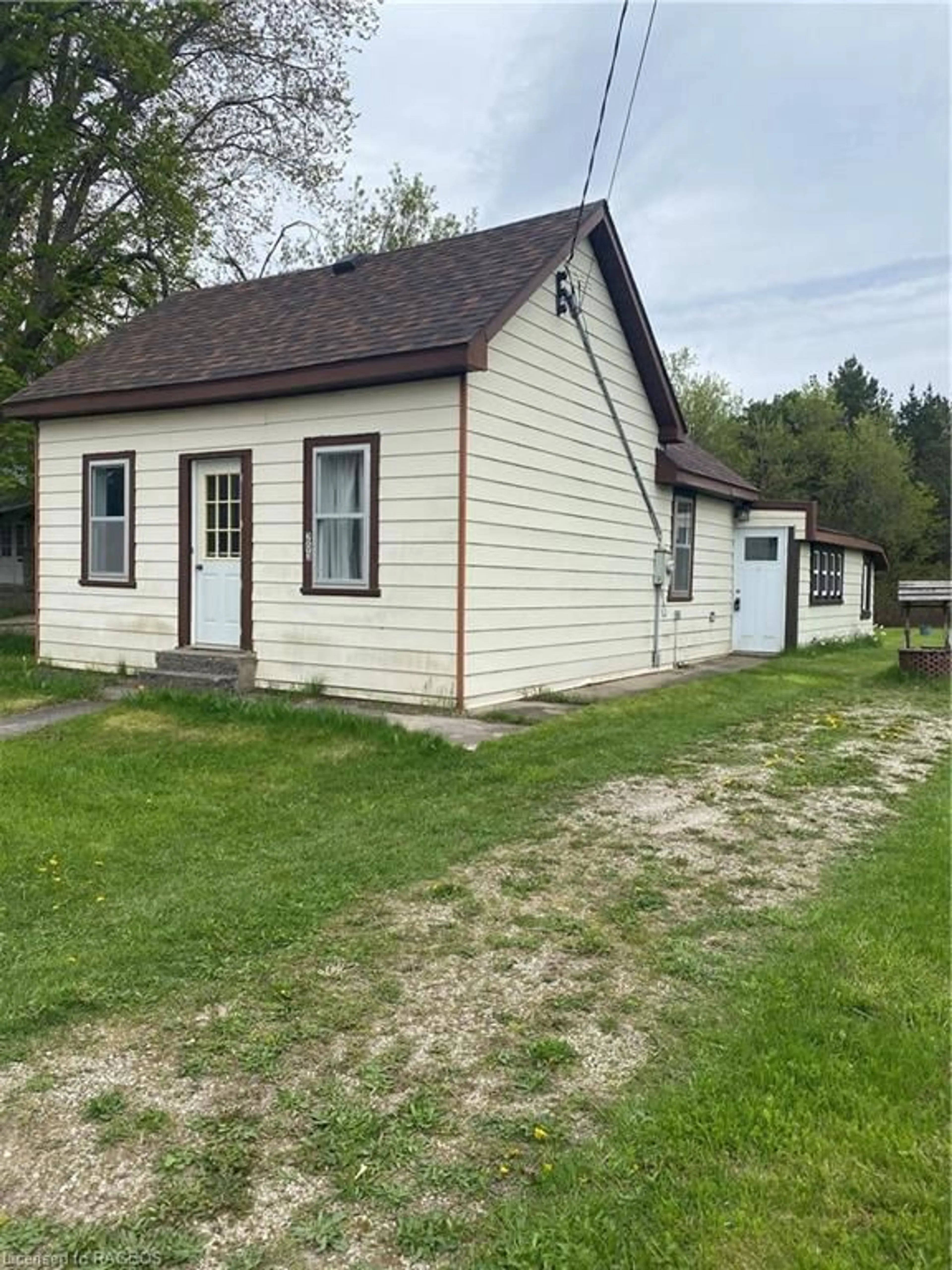 Cottage for 203 Queen St, Hepworth Ontario N0H 1P0