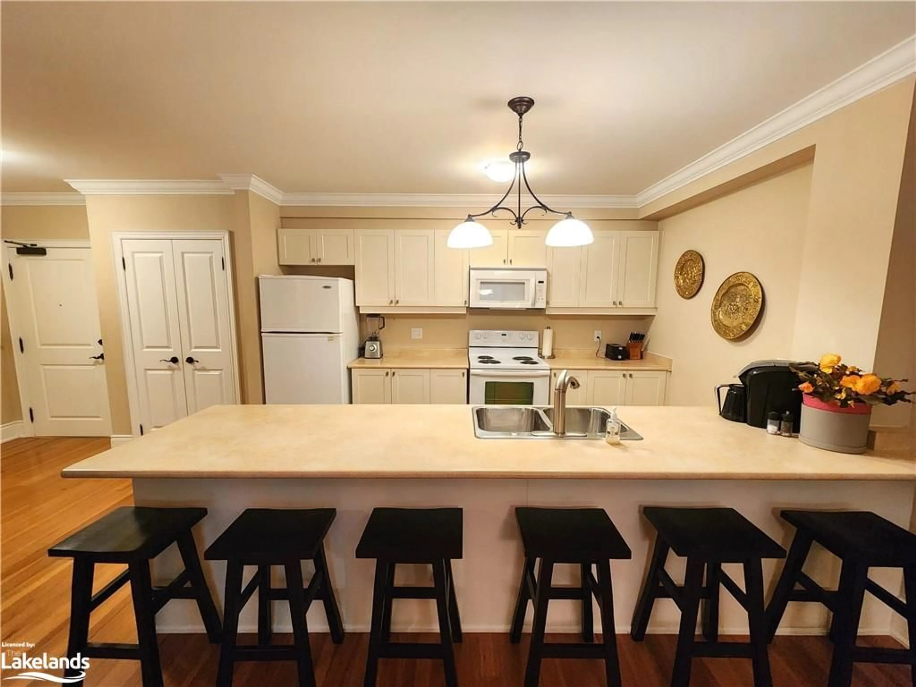 Standard kitchen for 391 James St #206, Gravenhurst Ontario P1P 0A5