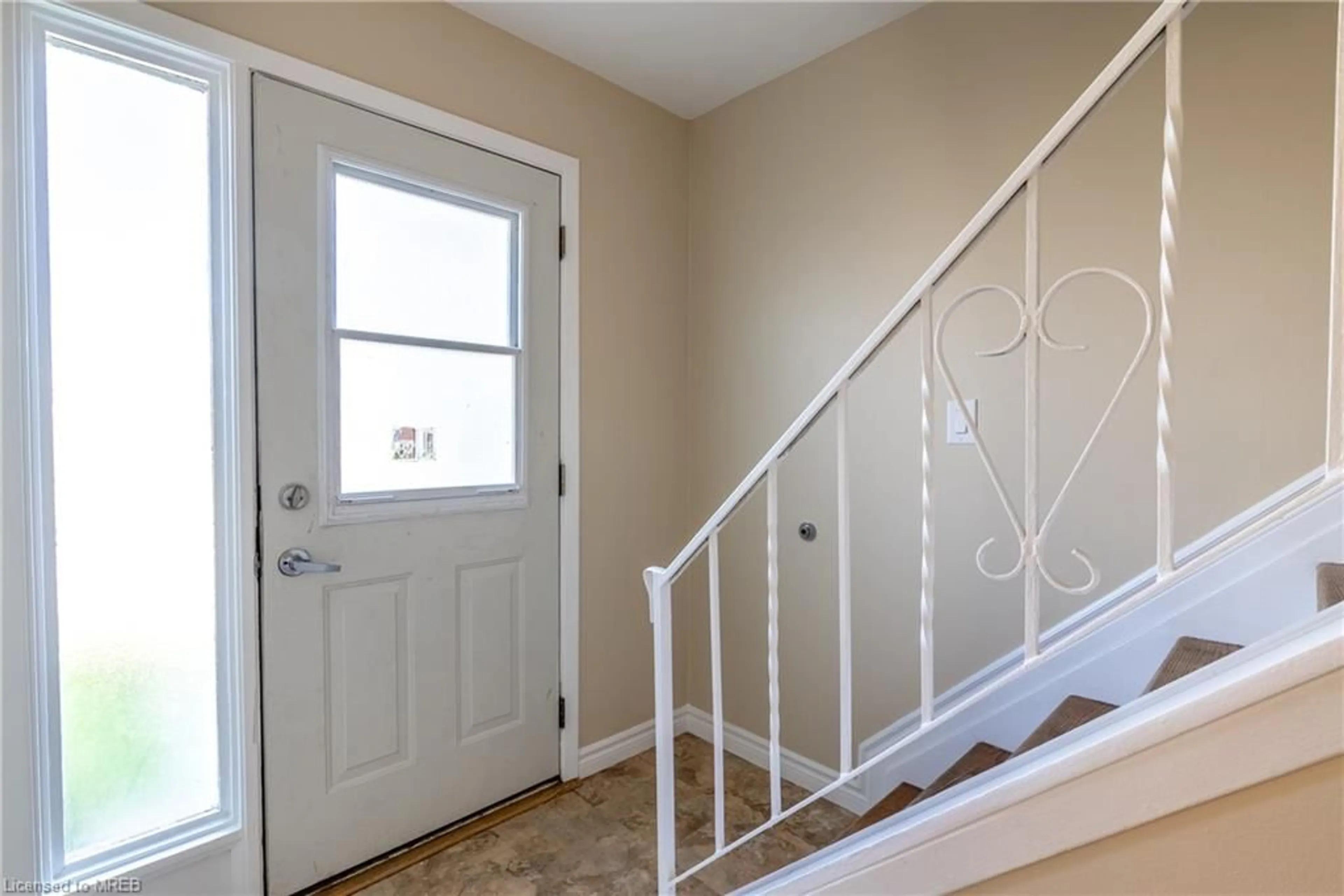 Indoor entryway for 26 Orchard Pl, Chatham Ontario N7M 1A6