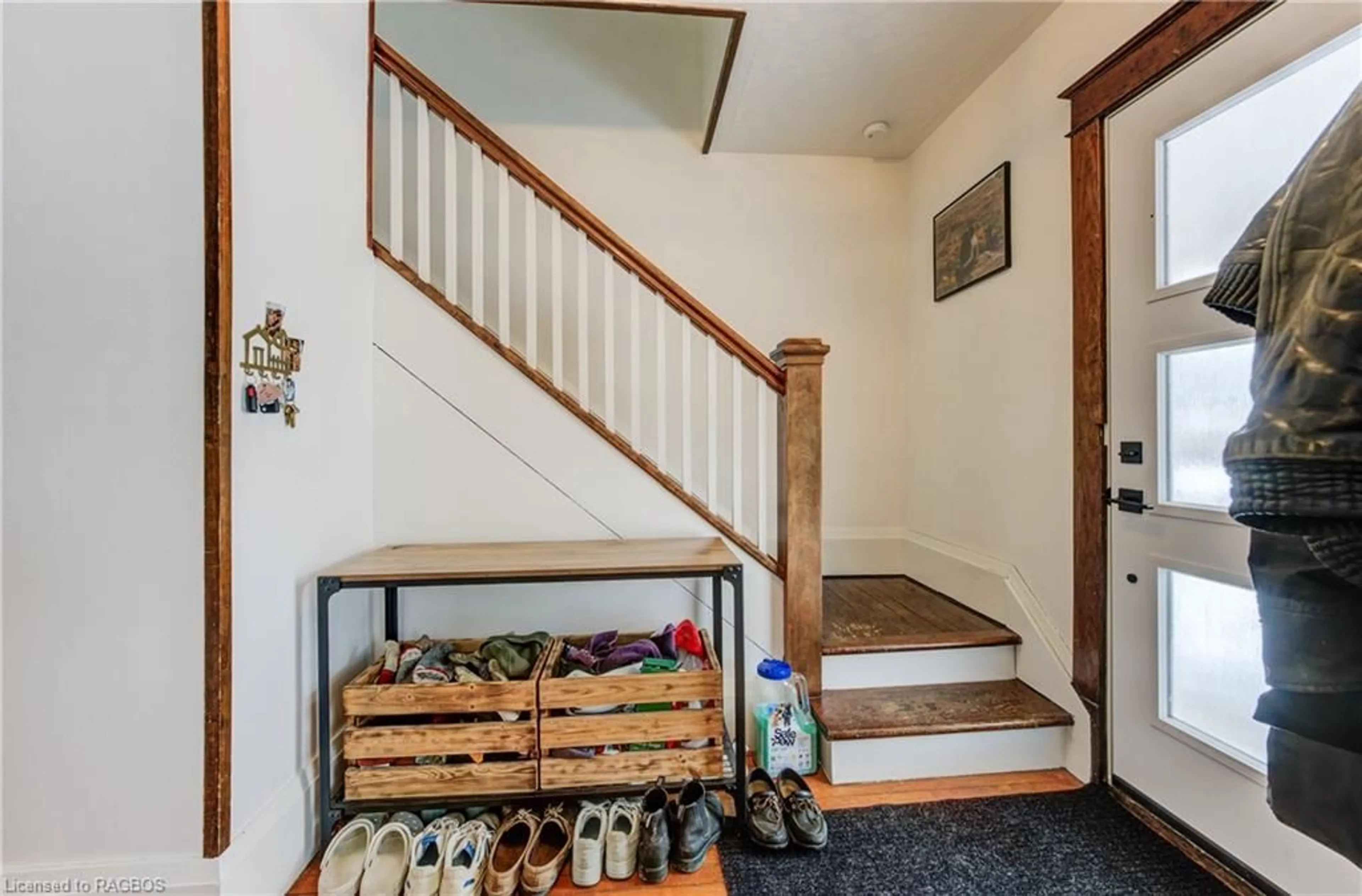 Indoor entryway for 119 Bruce St, Durham Ontario N0G 1R0