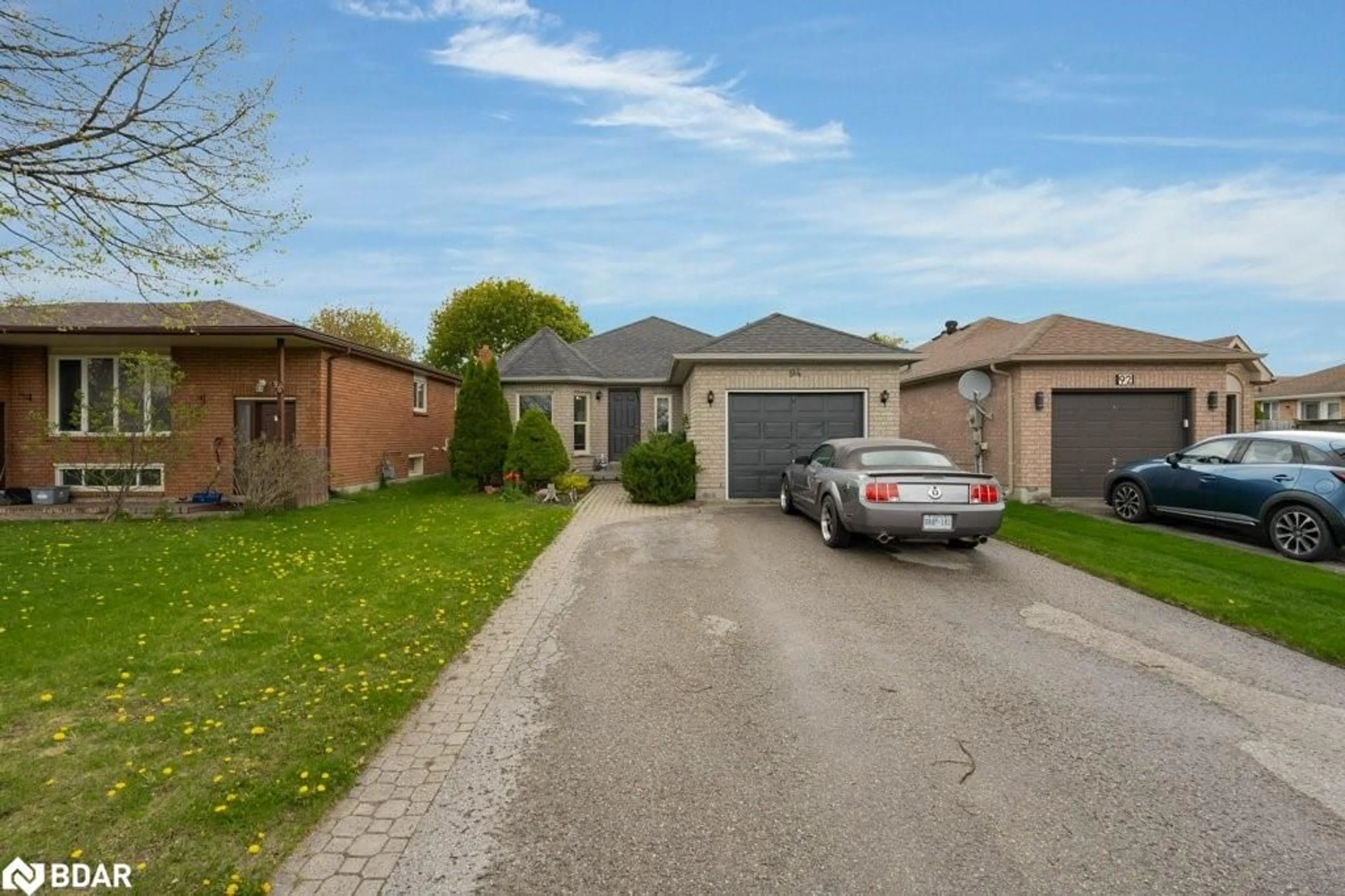 Frontside or backside of a home for 94 Buchanan St, Barrie Ontario L4M 6B7