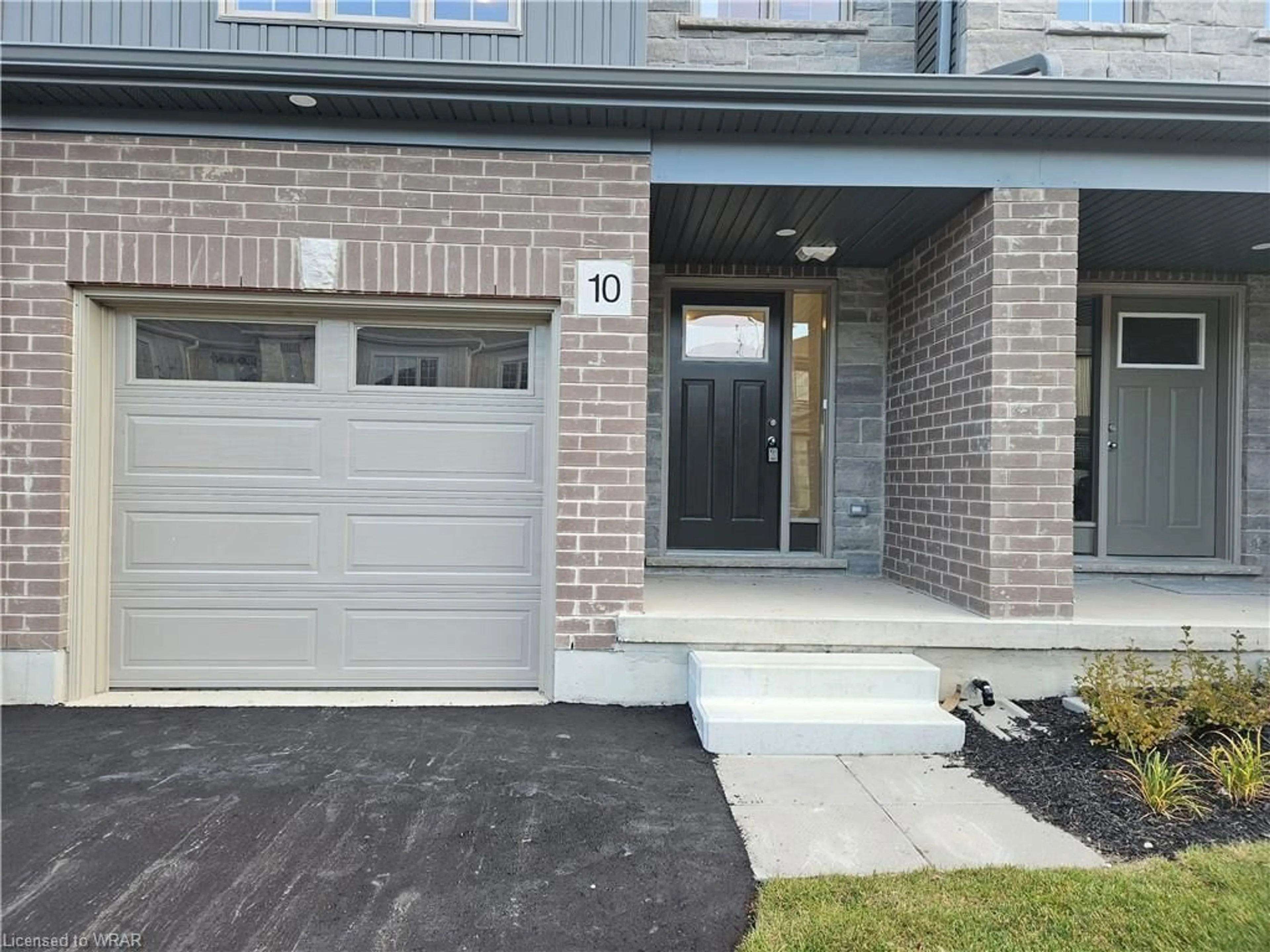 Home with brick exterior material for 10 West Mill St, Ayr Ontario N0B 1E0