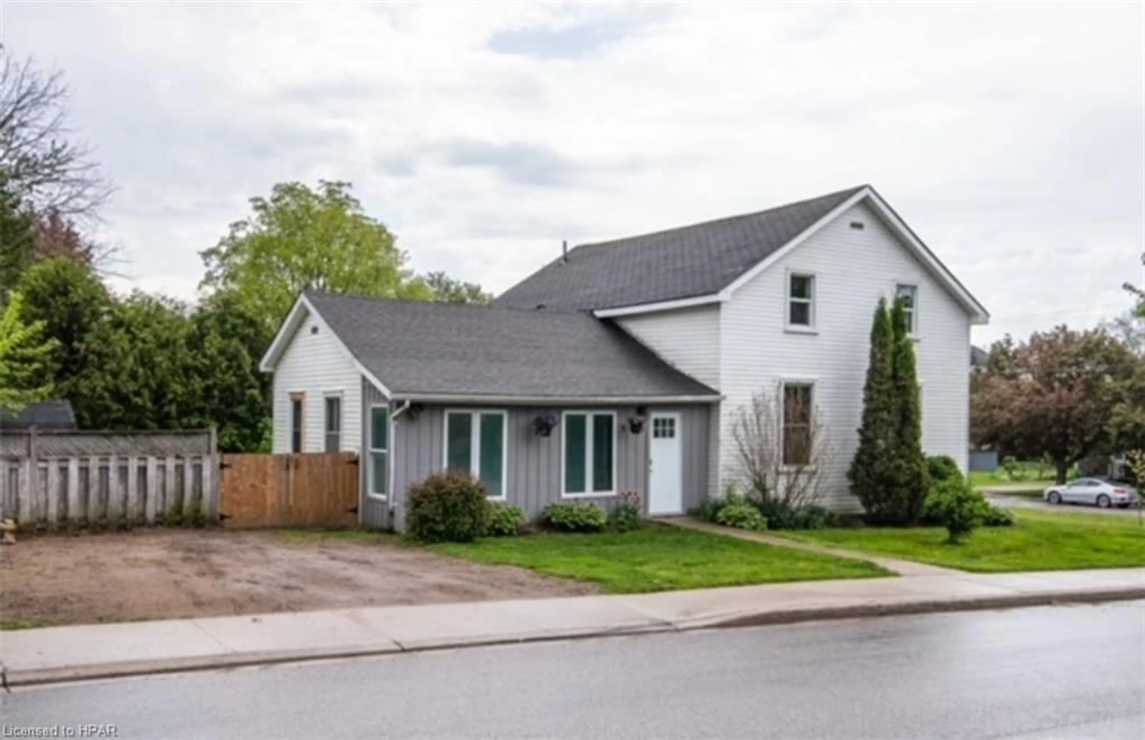 Frontside or backside of a home for 104 Victoria St, Seaforth Ontario N0K 1W0