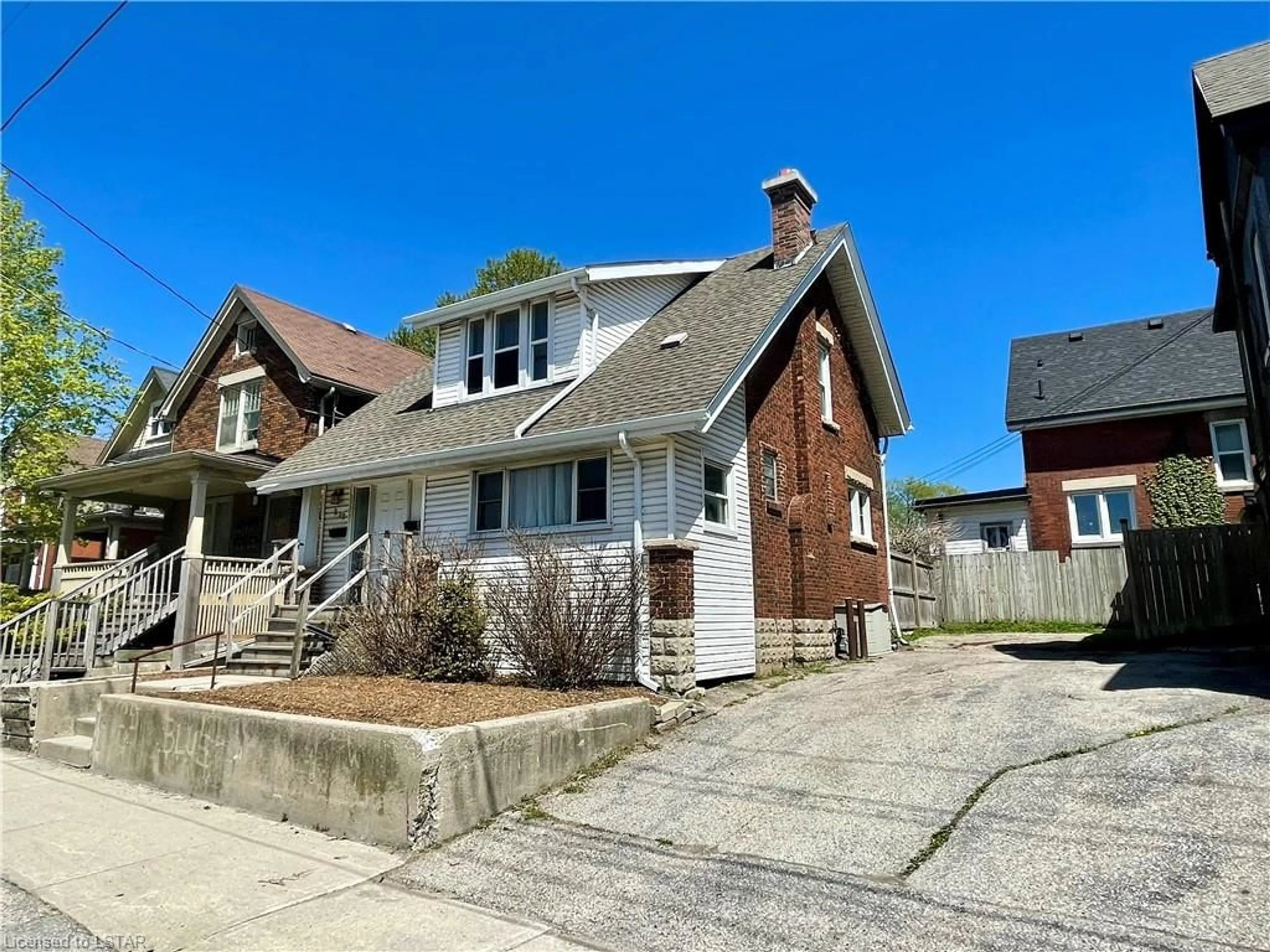 Frontside or backside of a home for 202 Wharncliffe Rd, London Ontario N6K 2L1