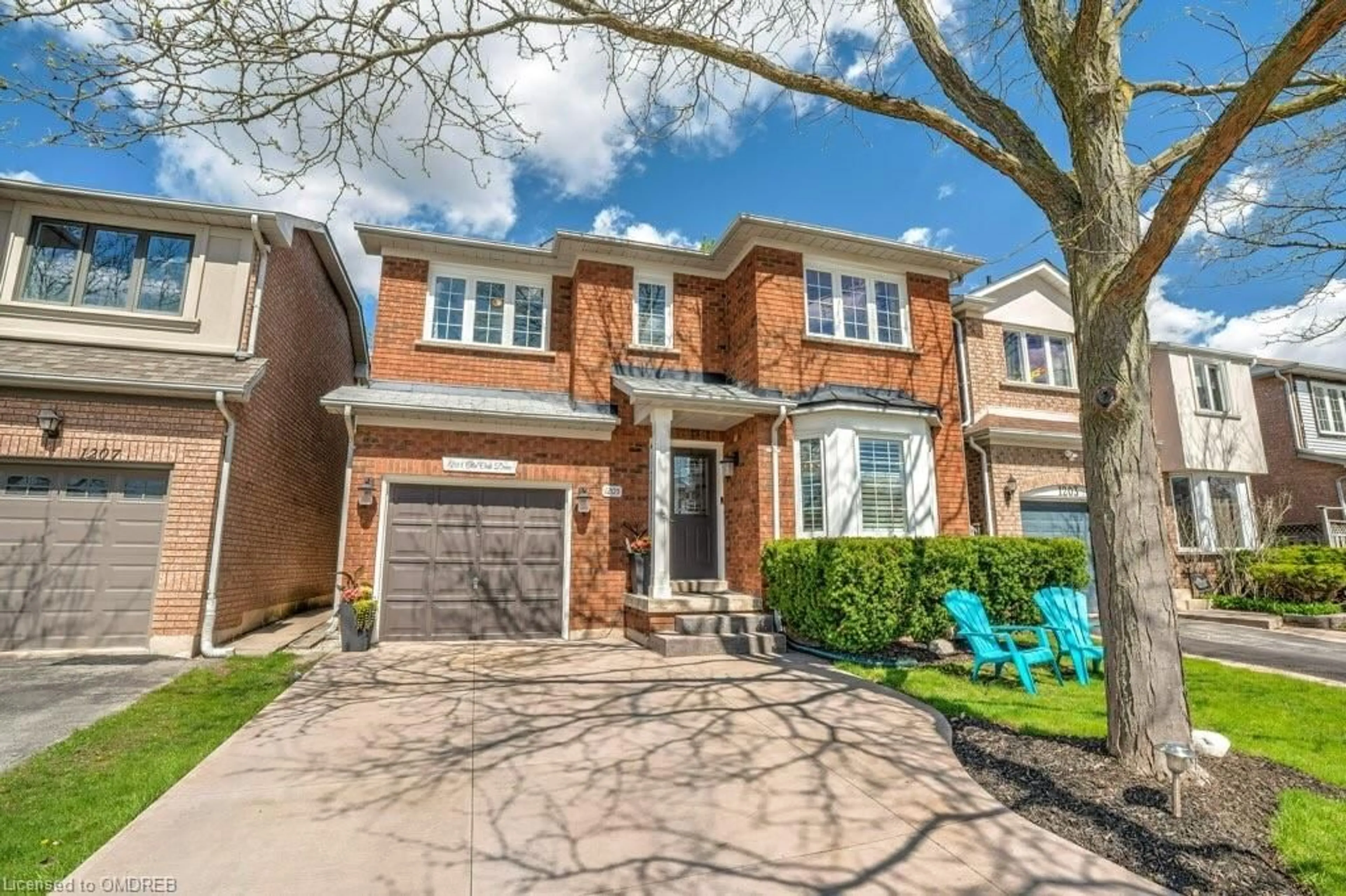 Home with brick exterior material for 1205 Old Oak Dr, Oakville Ontario L6M 3K6