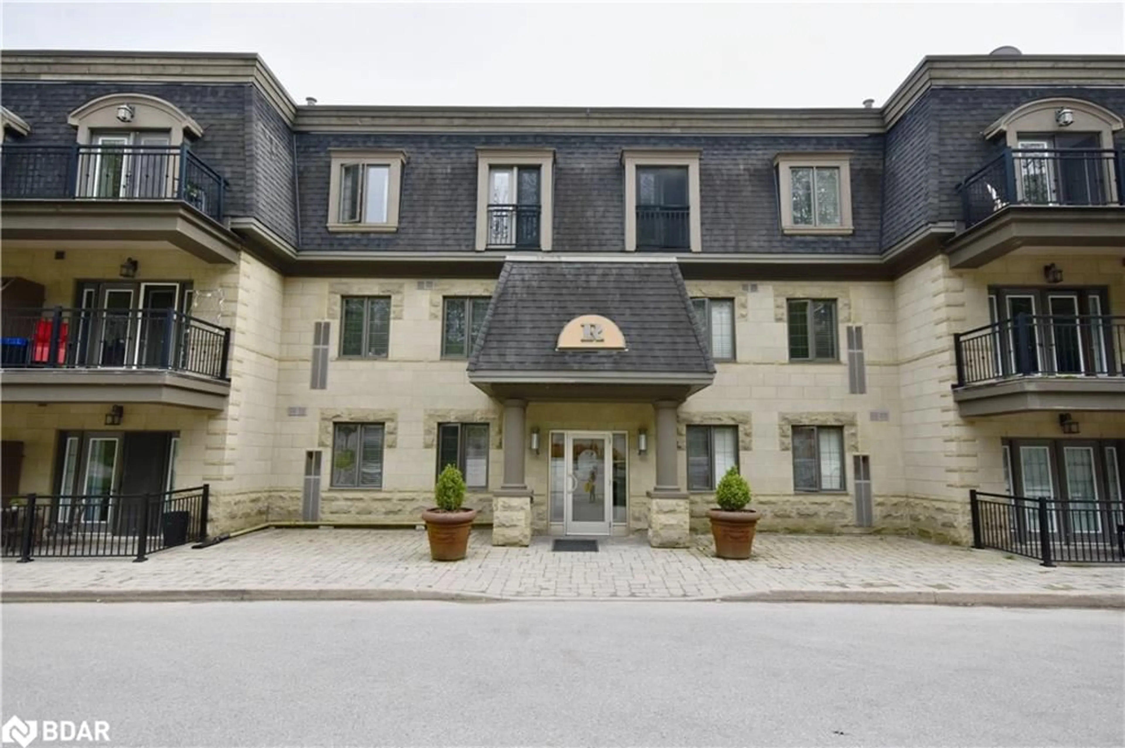 Outside view for 200 Collier St #204, Barrie Ontario L4M 1H7