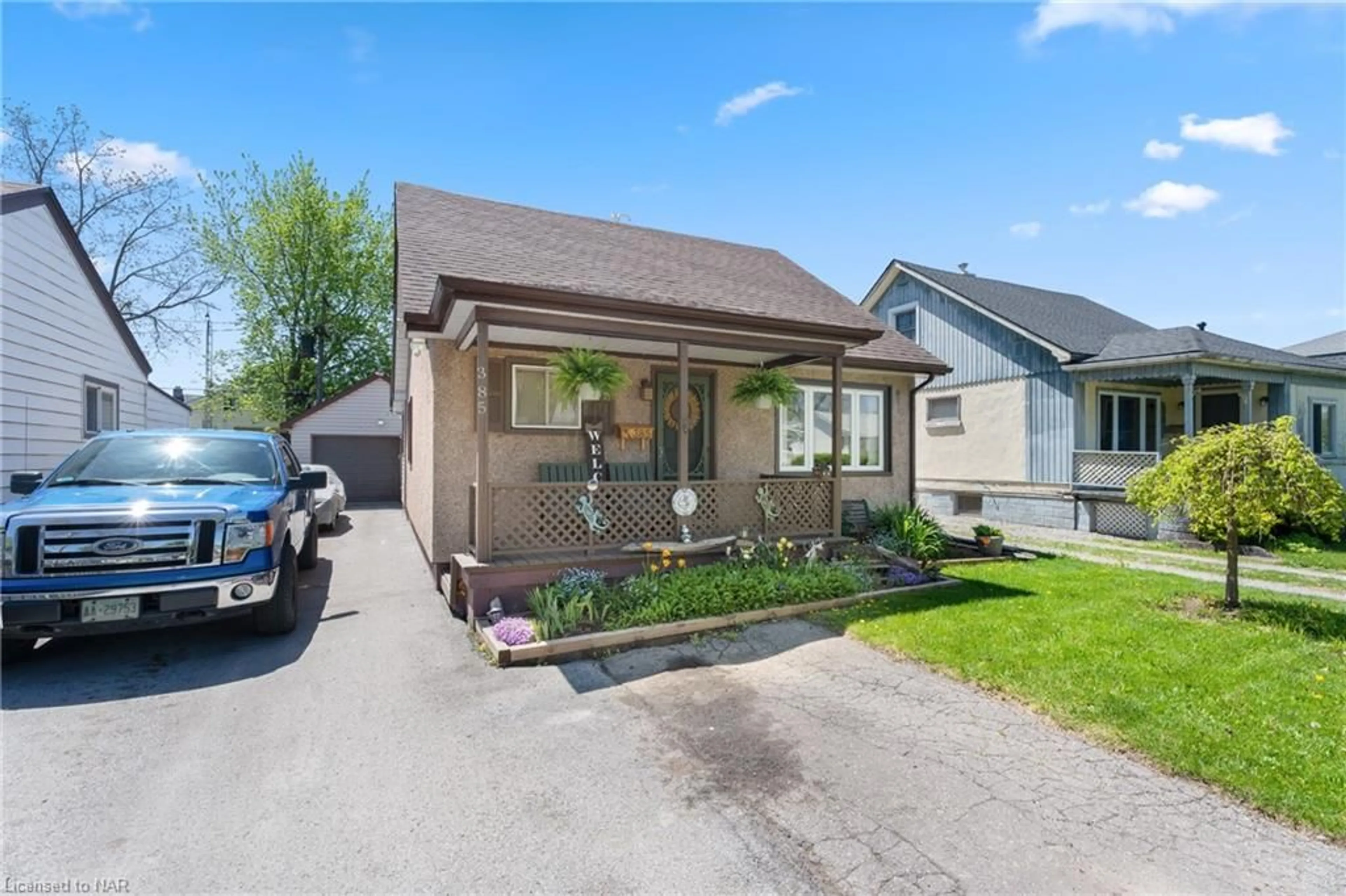 Frontside or backside of a home for 385 Hennepin Ave, Welland Ontario L3B 4T4