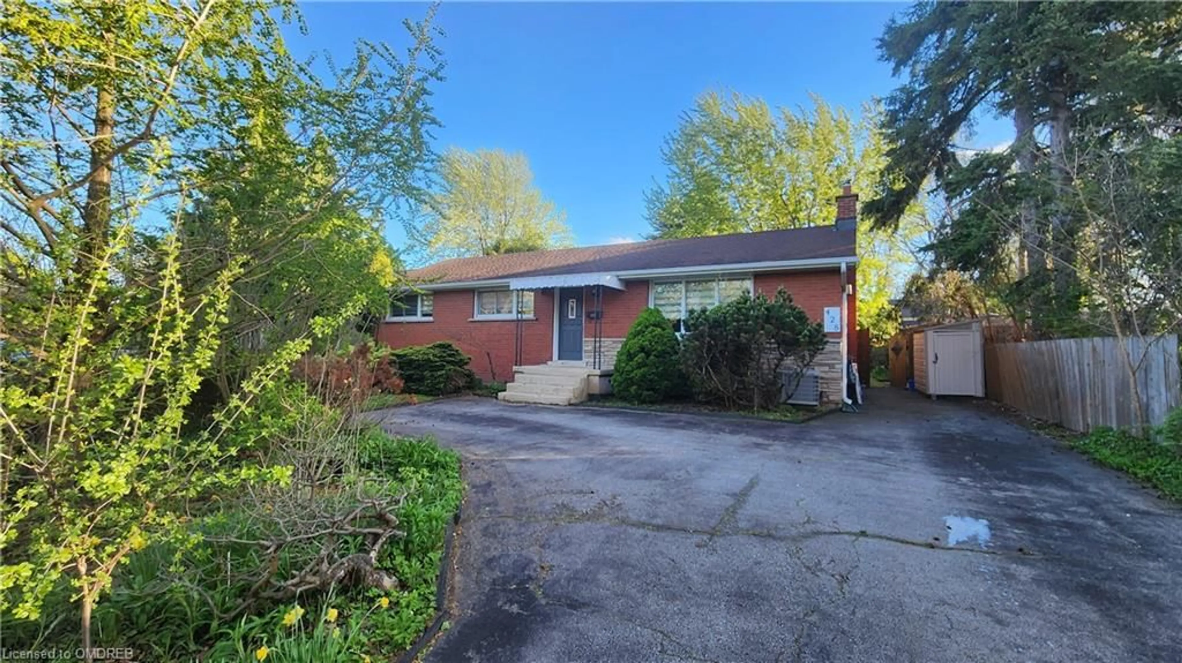 Frontside or backside of a home for 428 Henderson Rd, Burlington Ontario L7L 2P8