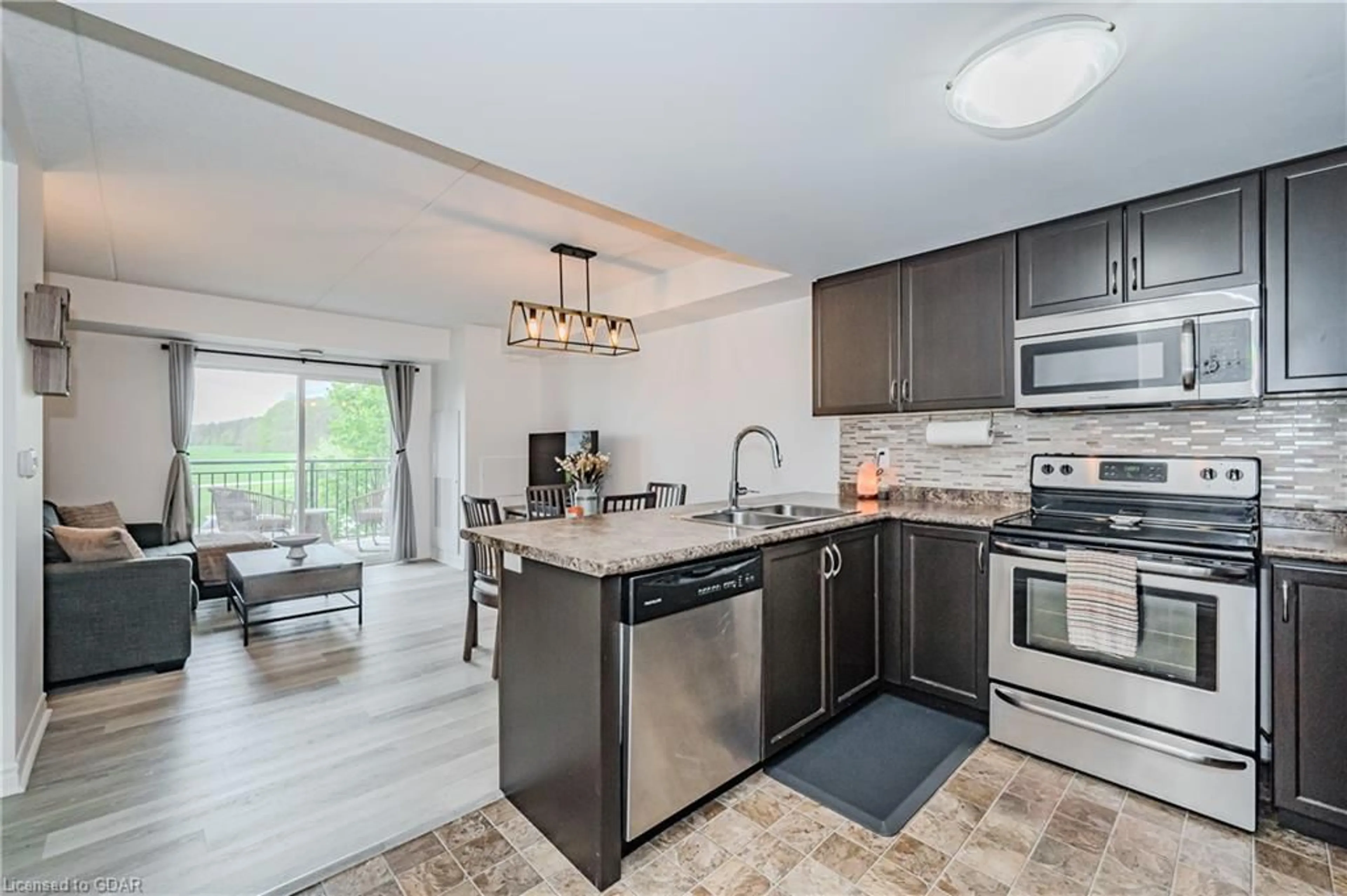 Standard kitchen for 67 Kingsbury Sq #203, Guelph Ontario N1L 0L3