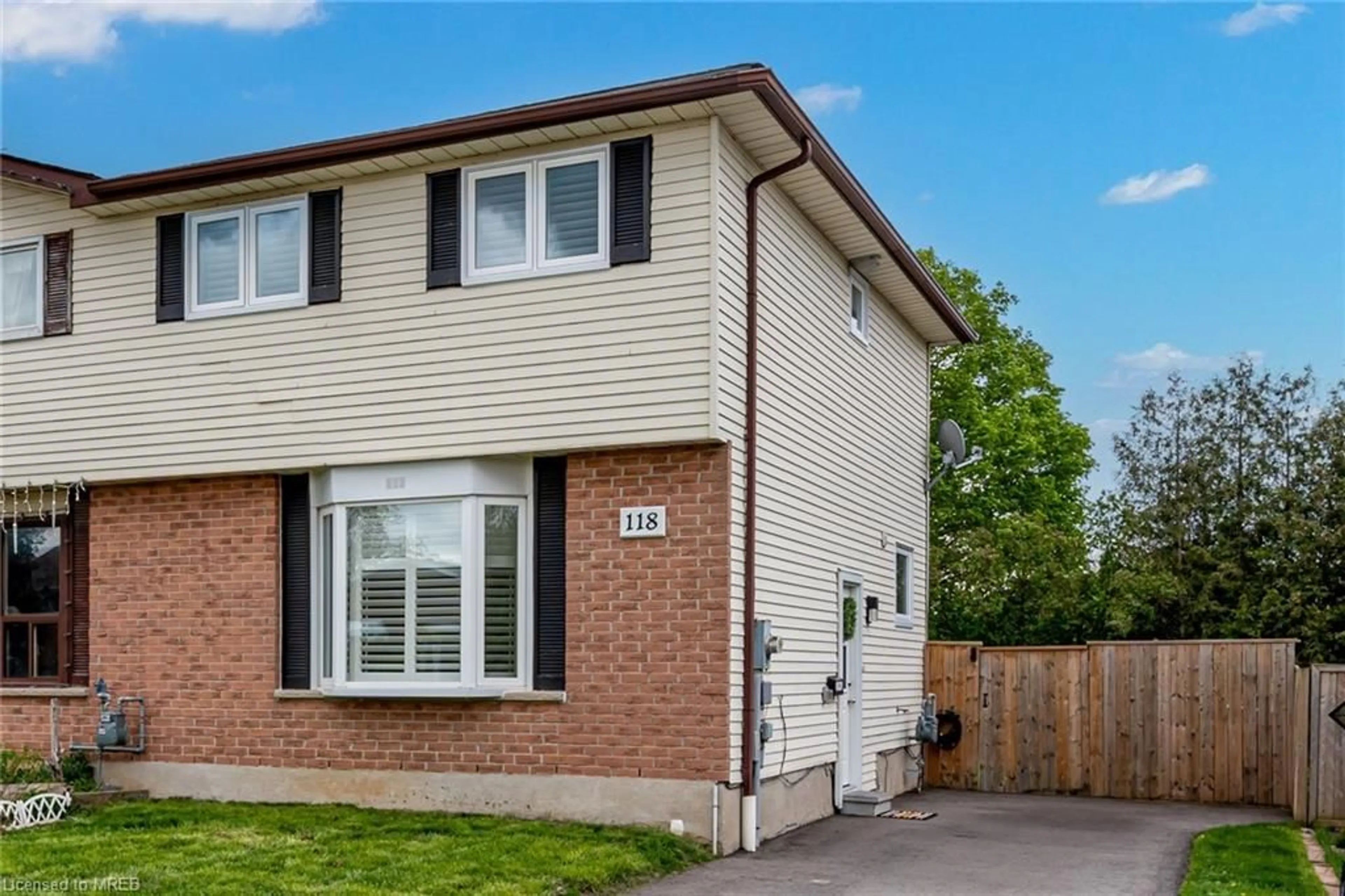 A pic from exterior of the house or condo for 118 Sanderson Dr, Guelph Ontario N1H 7L9