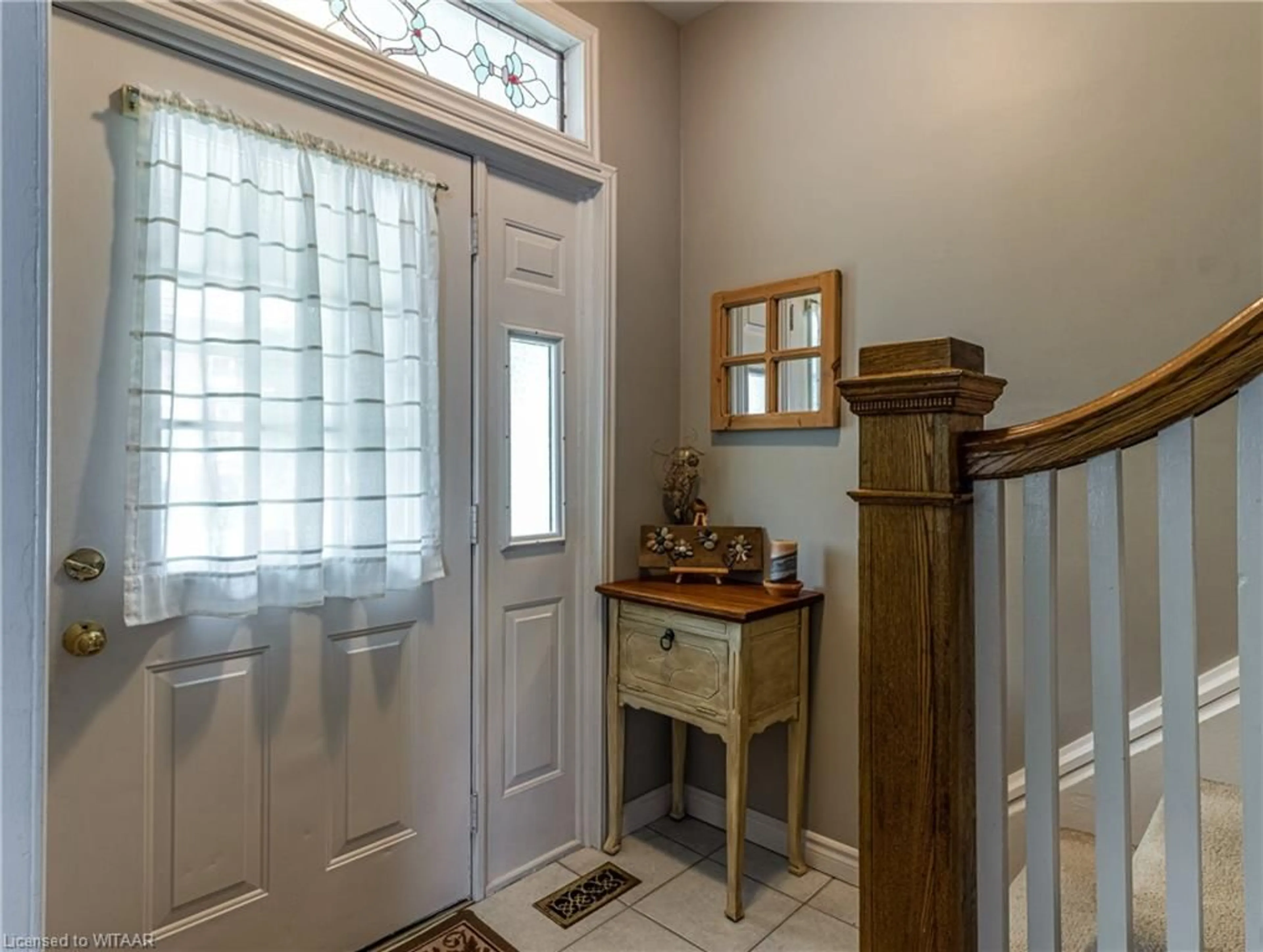 Indoor entryway for 588 Ingersoll Ave, Woodstock Ontario N4S 4Y2