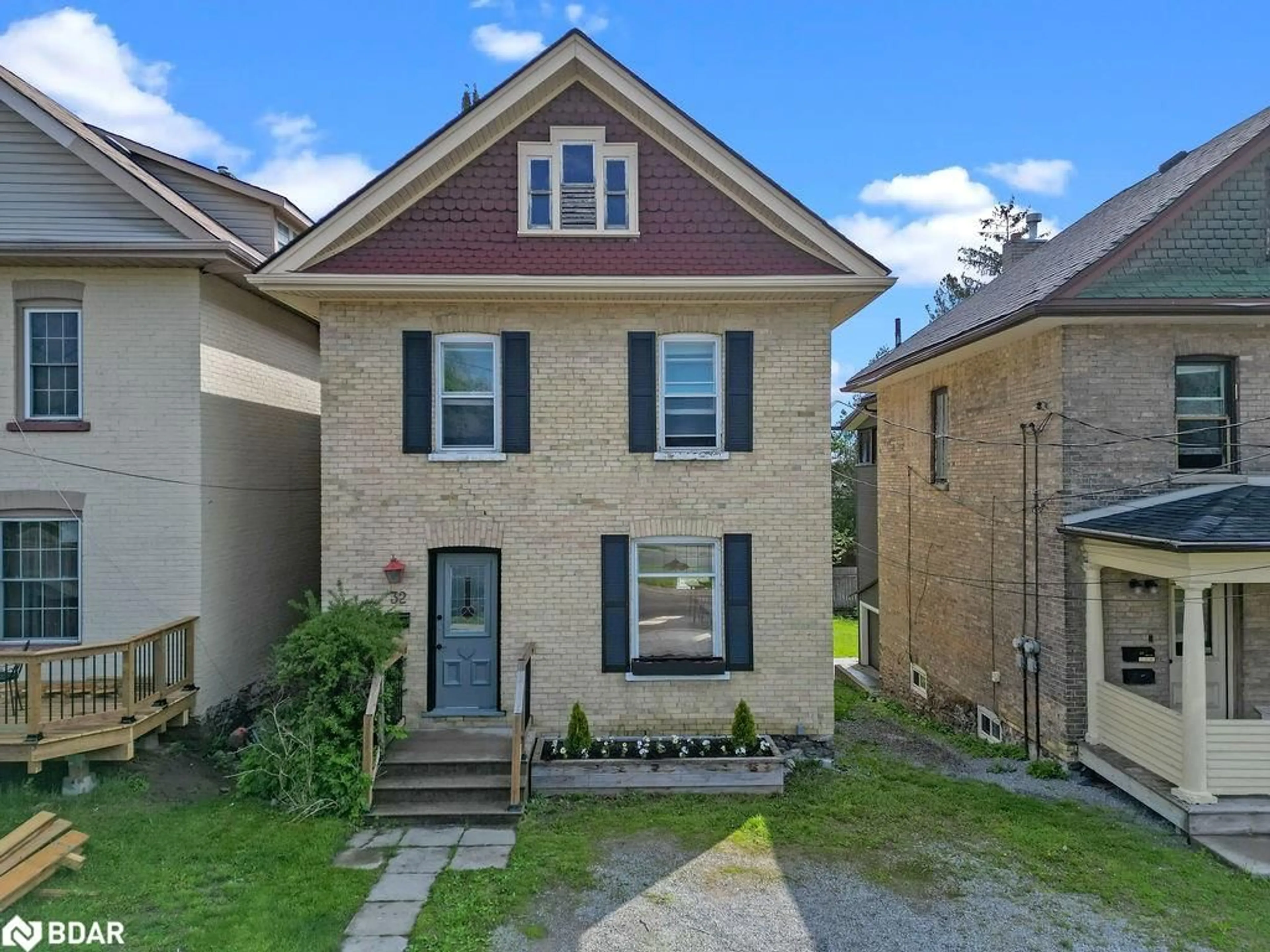 Frontside or backside of a home for 32 Victoria Ave, Lindsay Ontario K9V 4E9