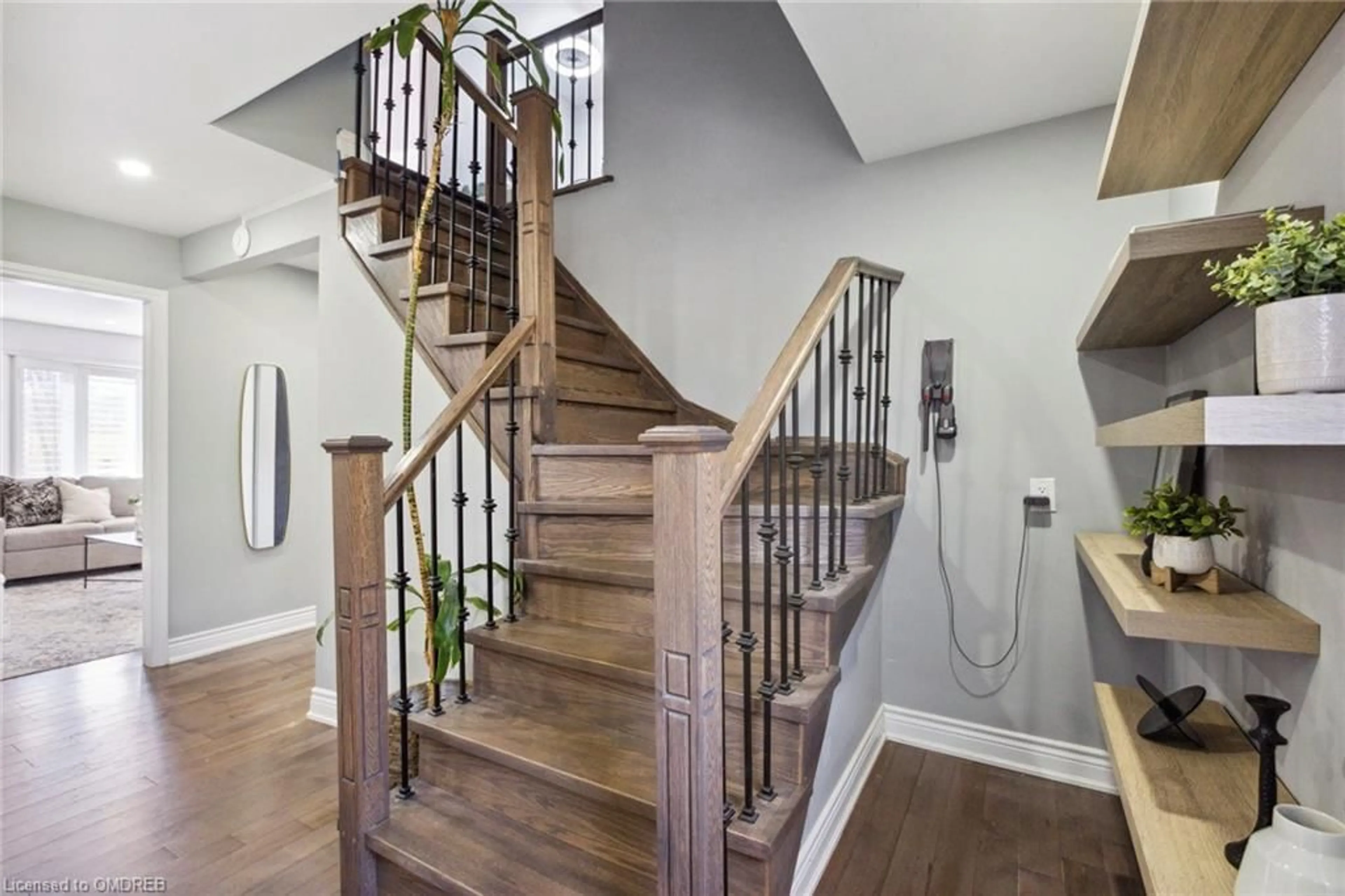 Stairs for 1569 6 Hwy, Hamilton Ontario L8N 2Z7