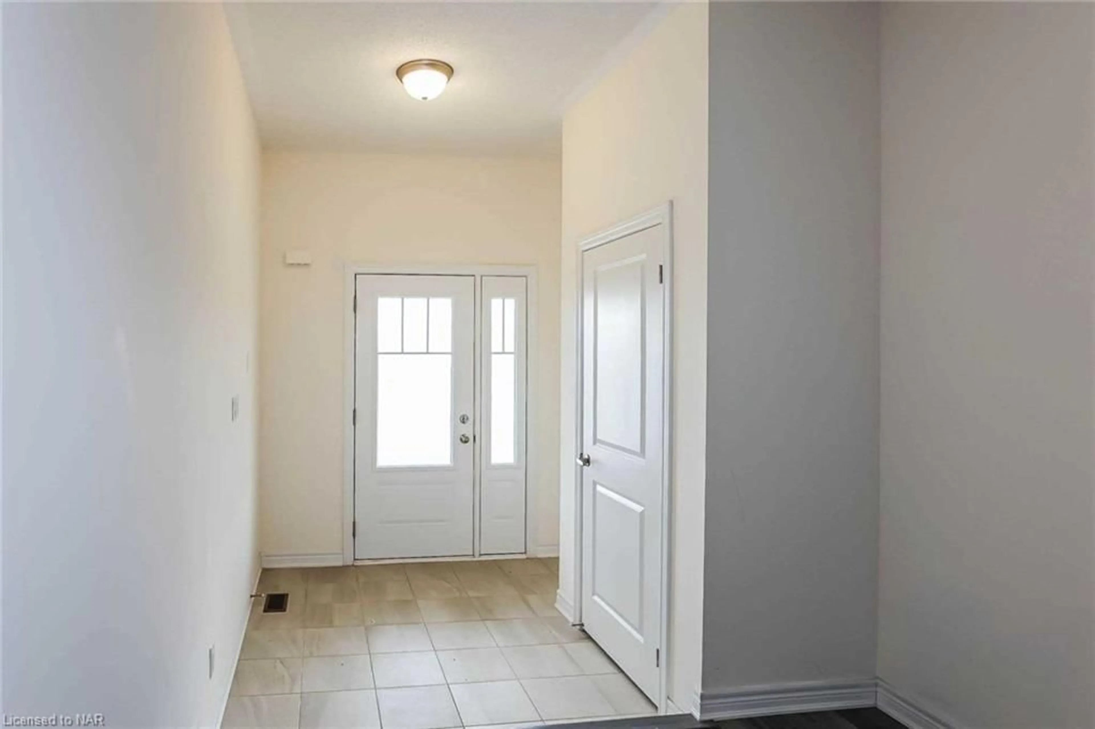 Indoor entryway for 46 Harmony Way, Thorold Ontario L2V 0H1