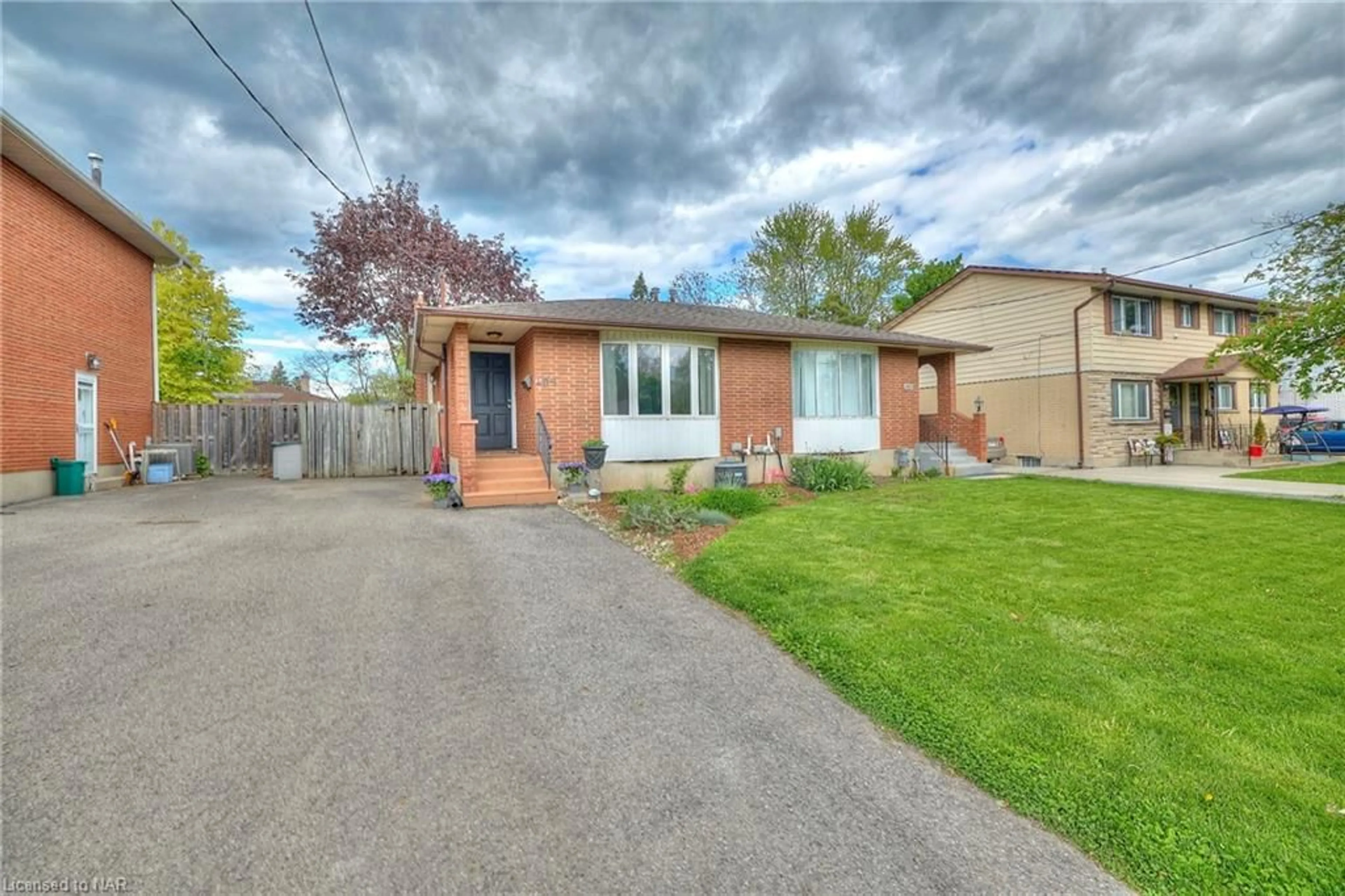 Frontside or backside of a home for 489 Linwell Rd, St. Catharines Ontario L2M 2R2