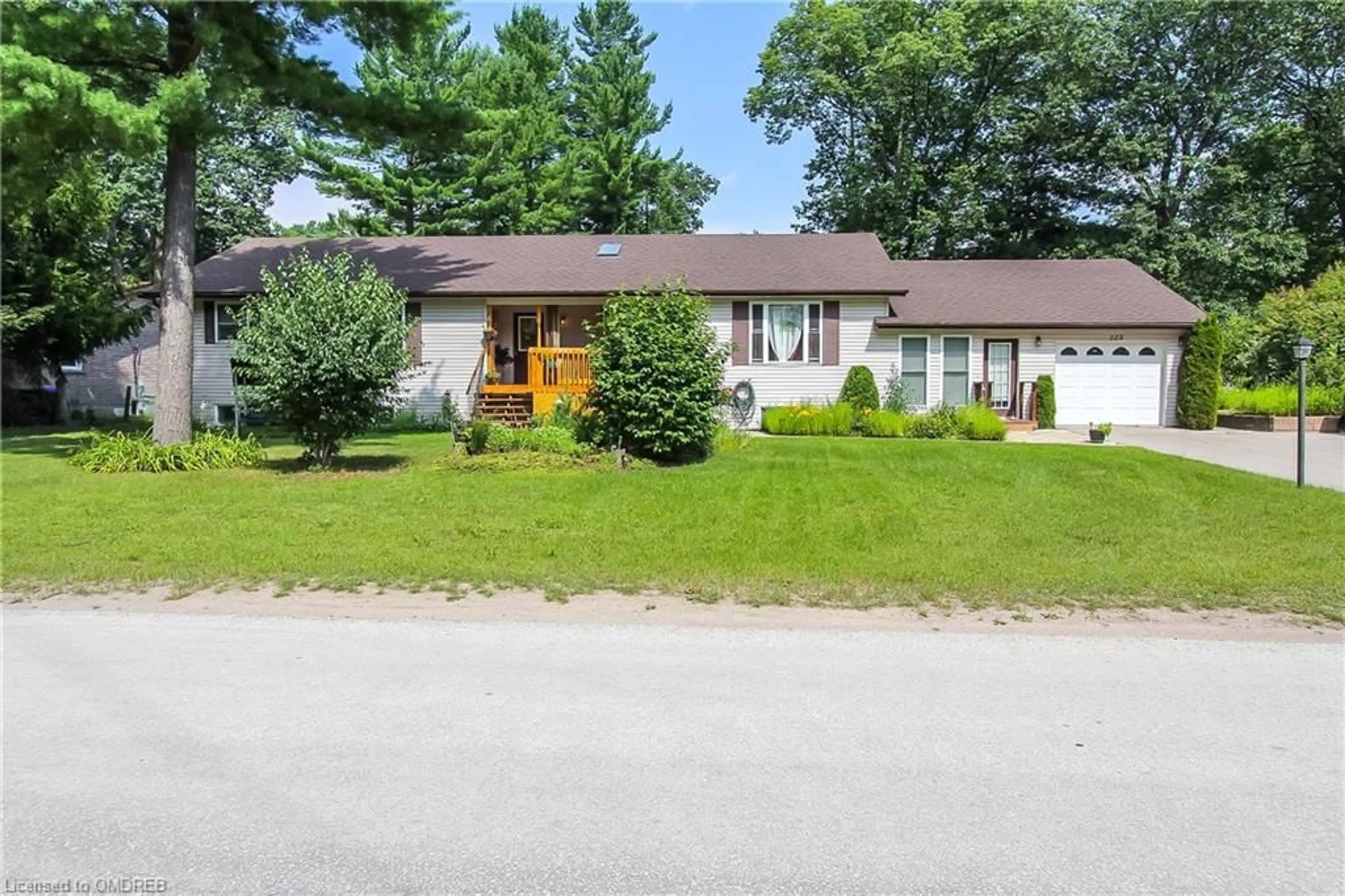 Frontside or backside of a home for 225 39th St, Wasaga Beach Ontario L9Z 1S3