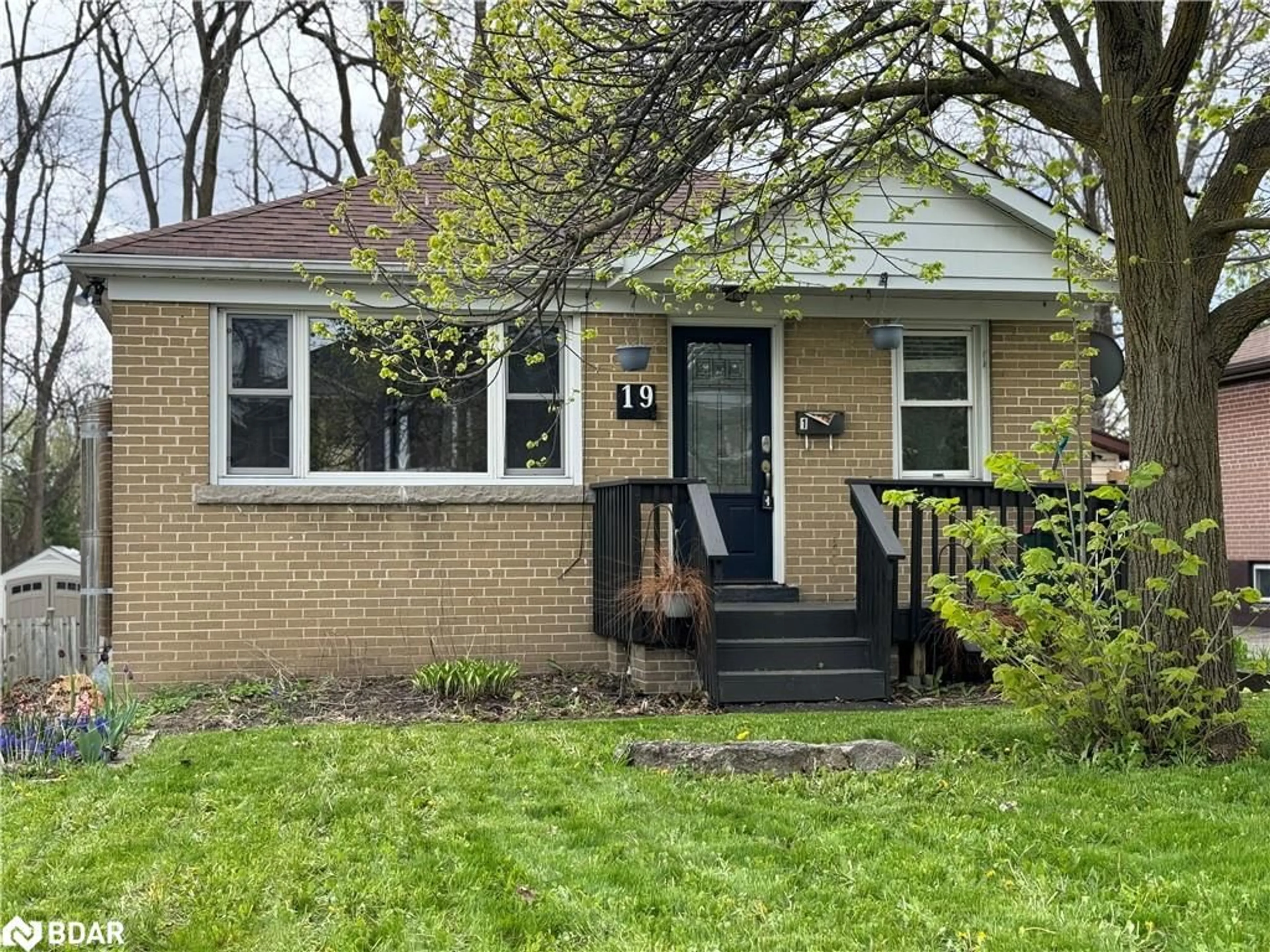 Frontside or backside of a home for 19 Agnes St, Barrie Ontario L4M 2S3