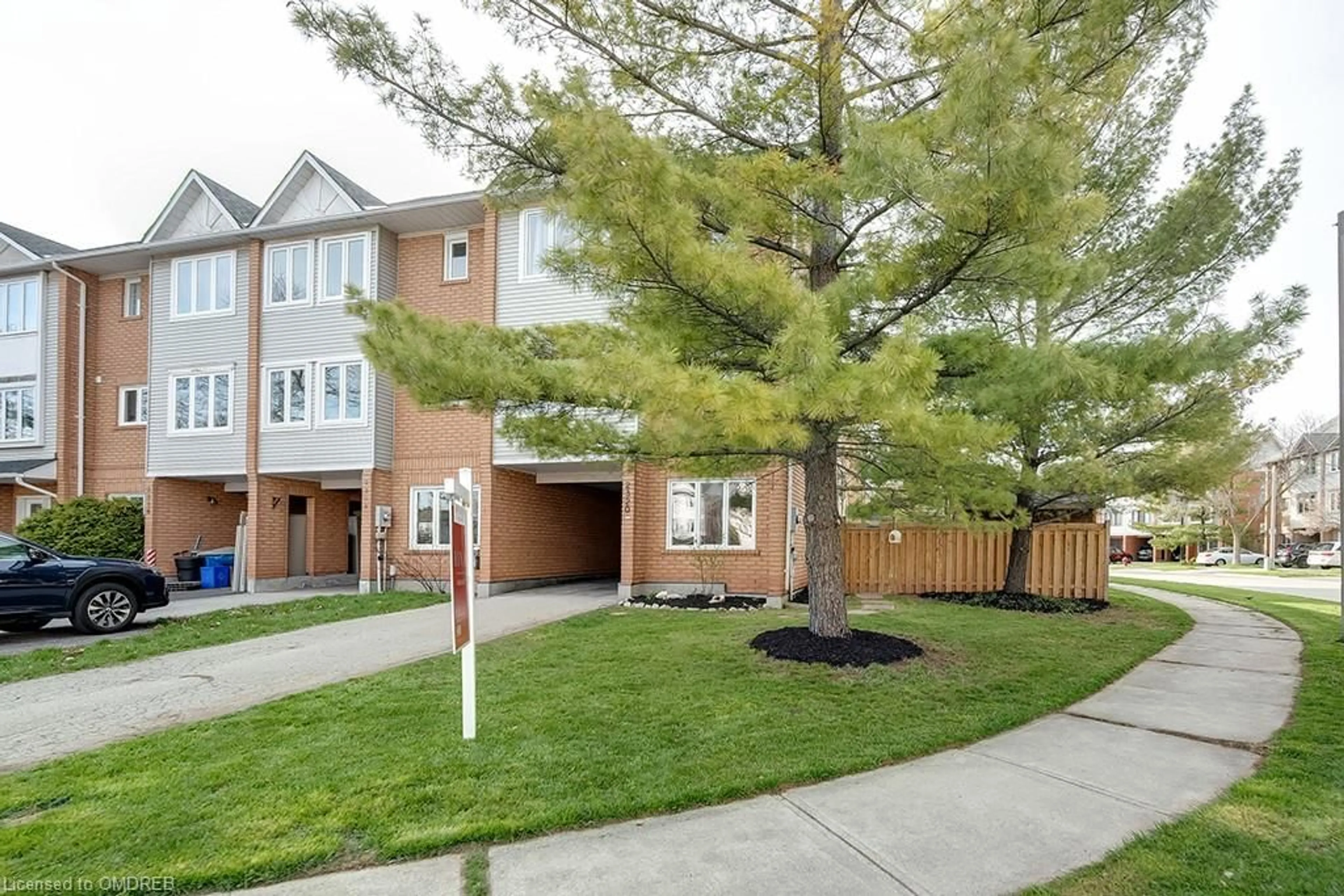 A pic from exterior of the house or condo for 2320 Strawfield Crt, Oakville Ontario L6H 6C2